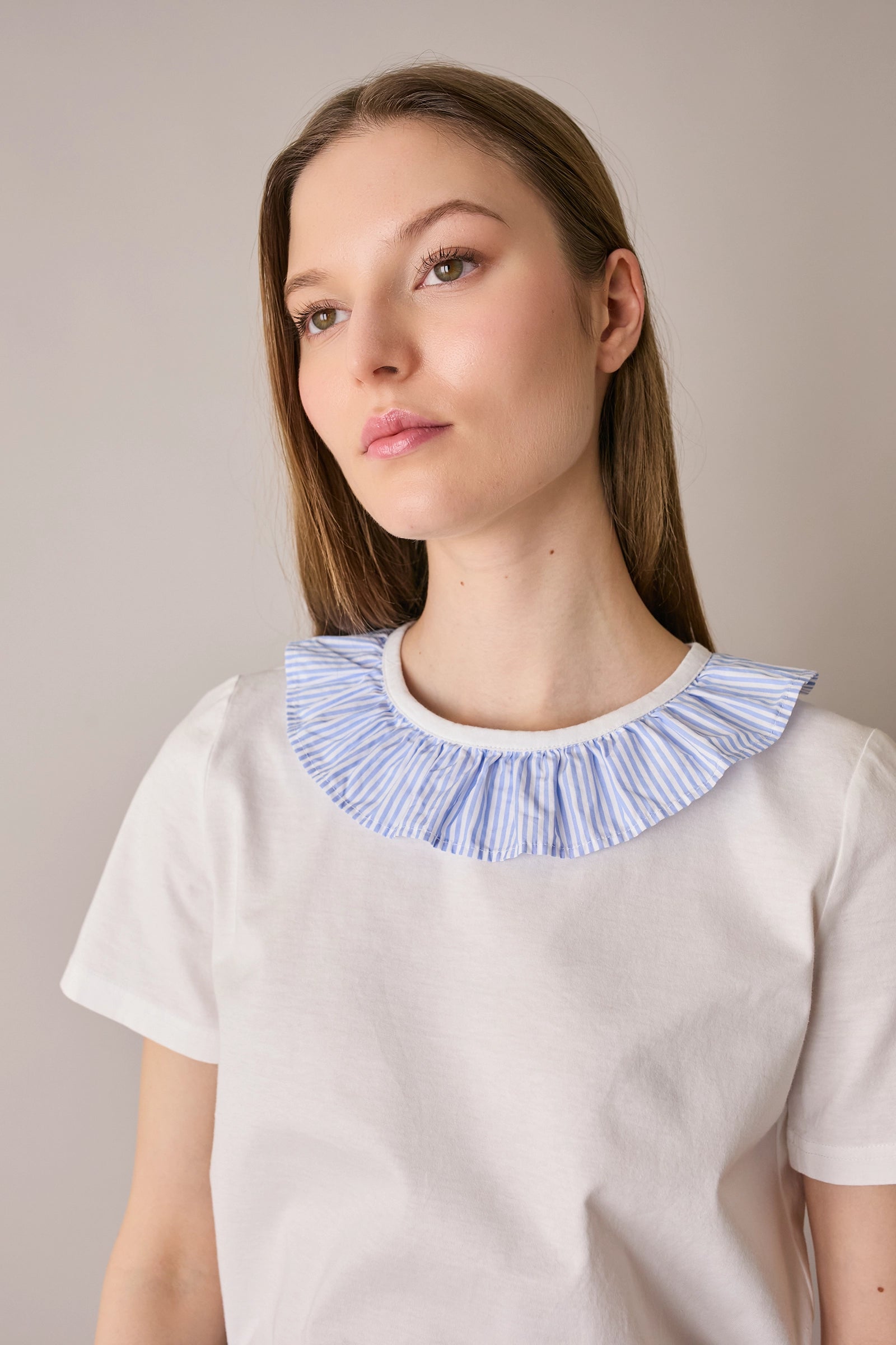 T-shirt con colletto volant