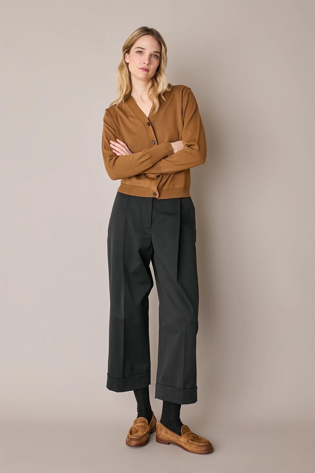 Pantaloni con piega e risvolto