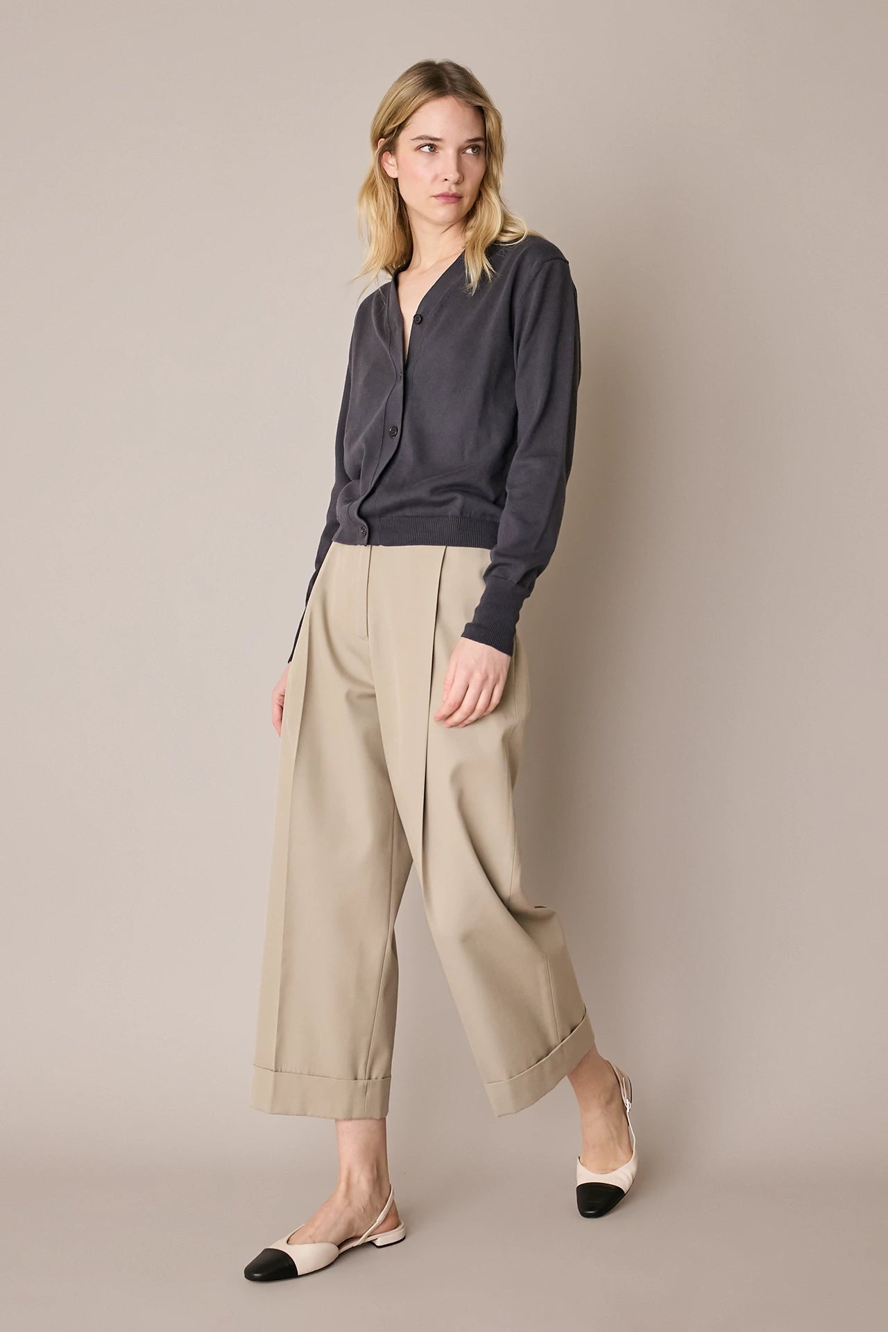 Pantaloni con piega e risvolto