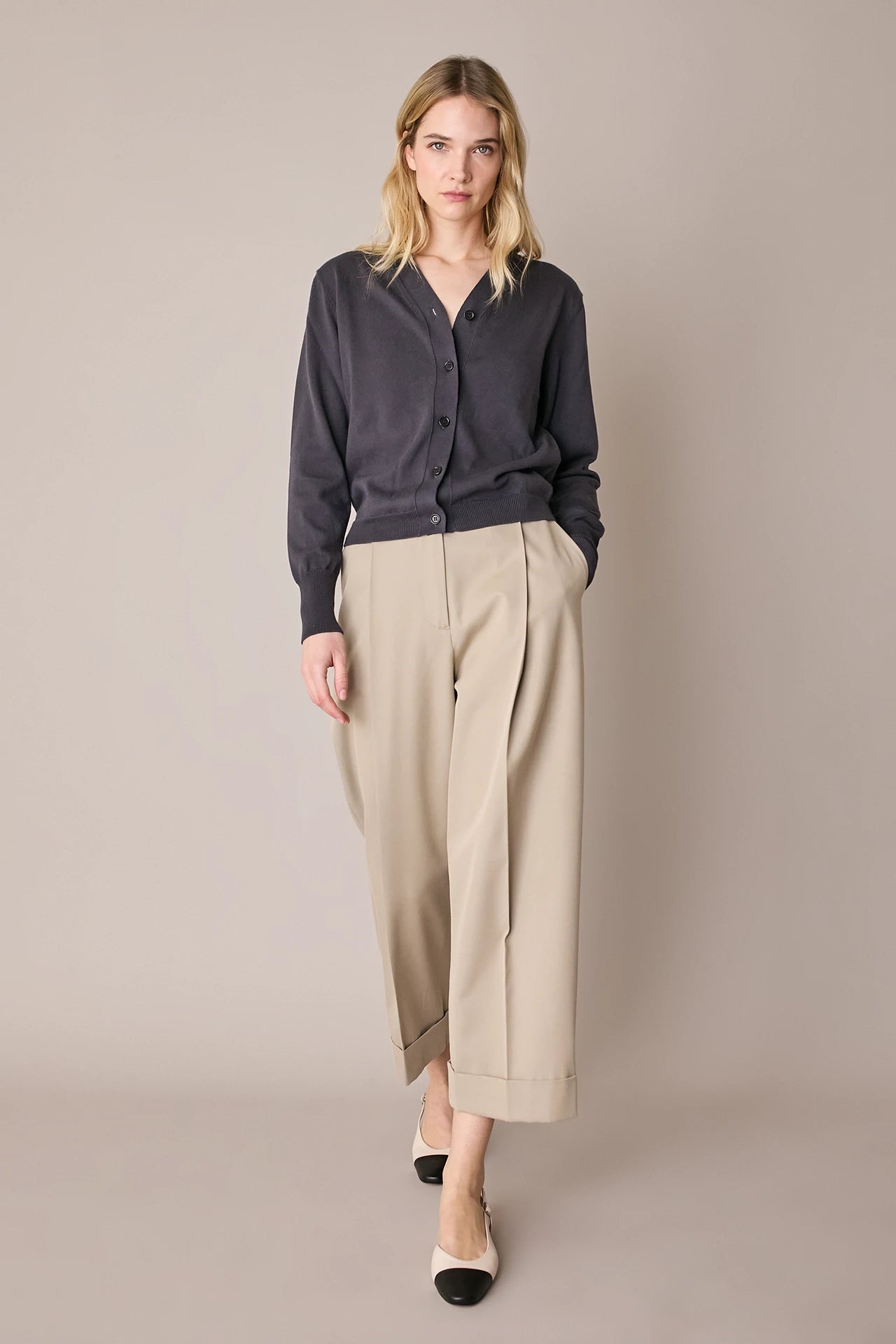 Pantaloni con piega e risvolto