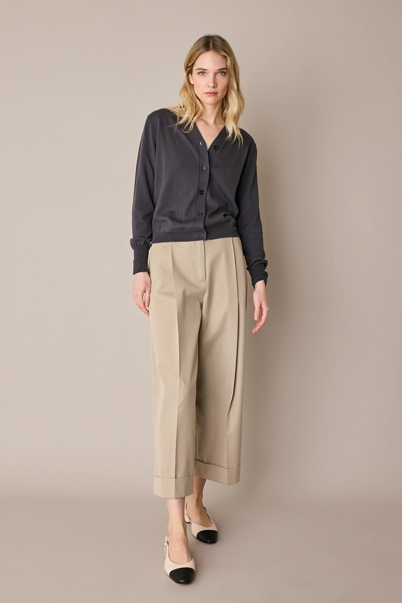 Pantaloni con piega e risvolto
