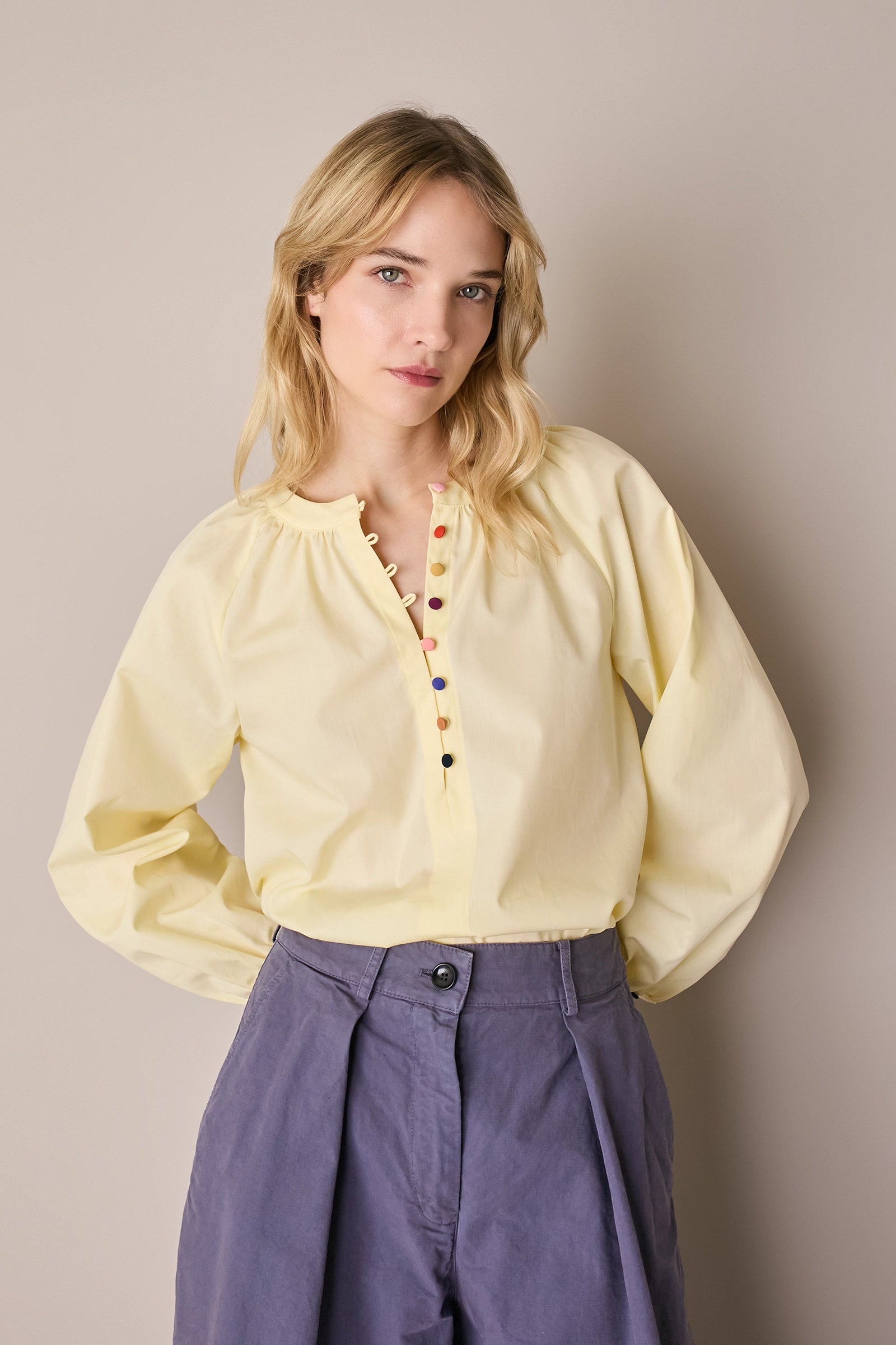 Top con bottoni colorati
