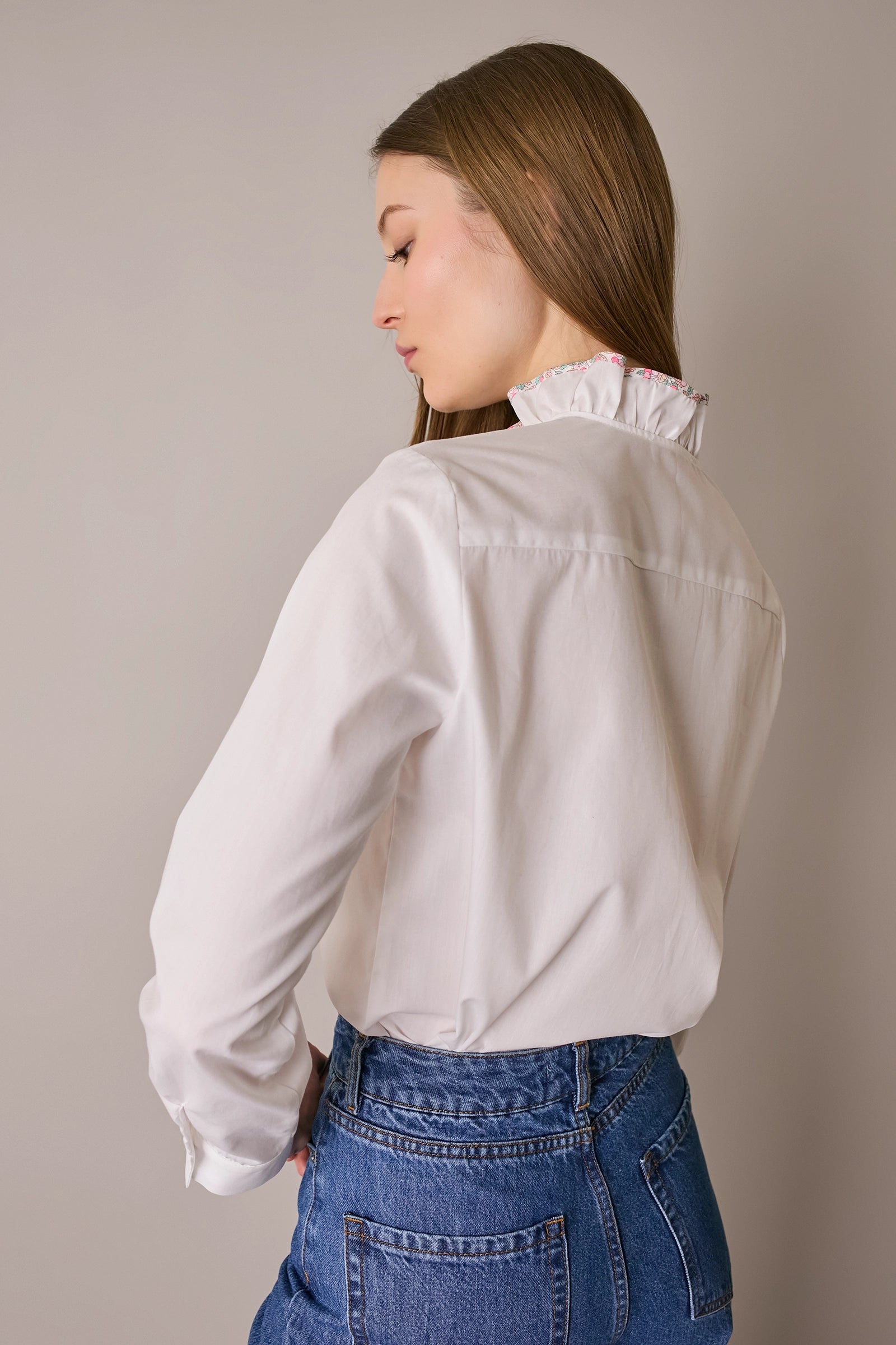 Camicia con colletto volant e profili a contrasto