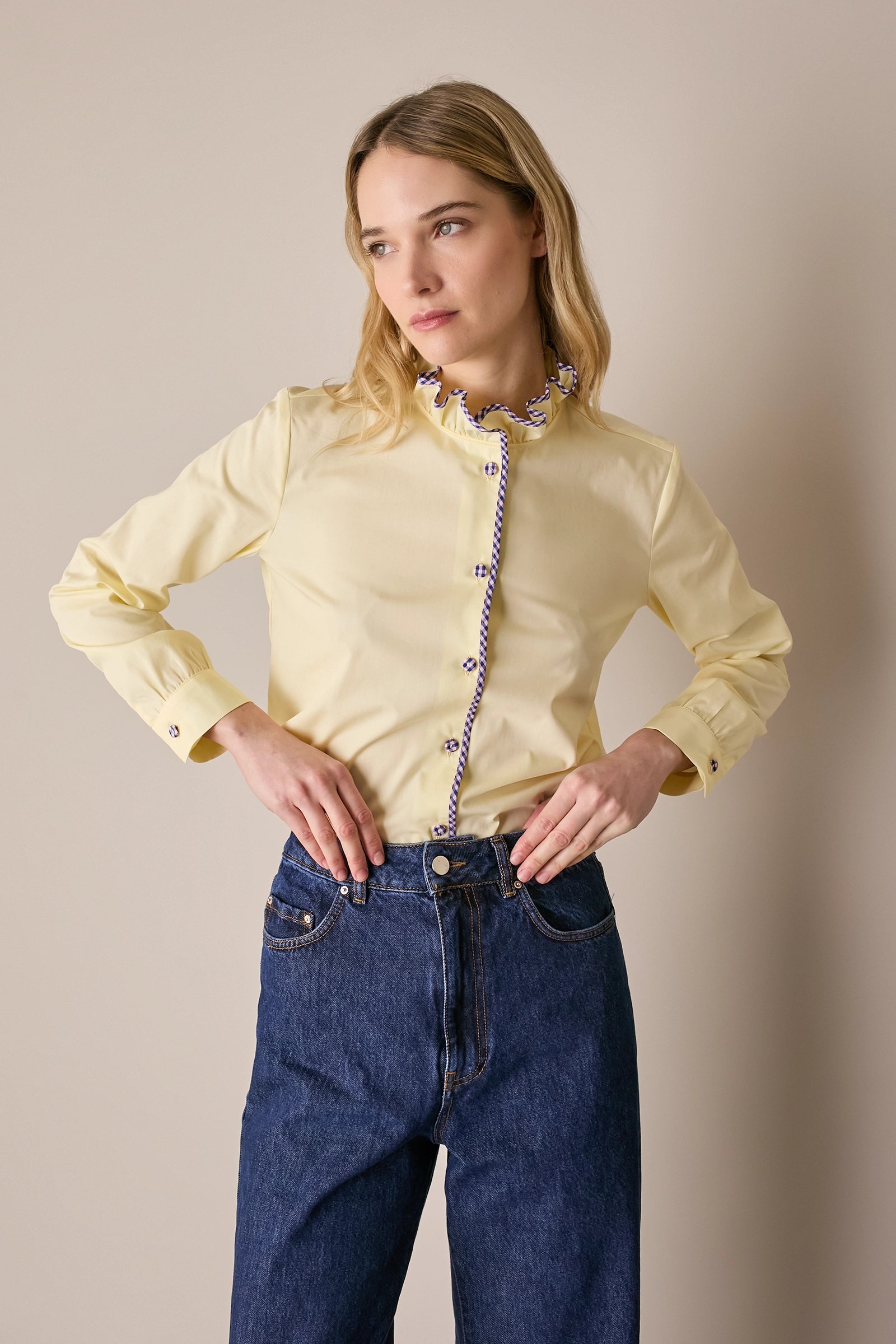 Camicia con colletto volant e profili a contrasto