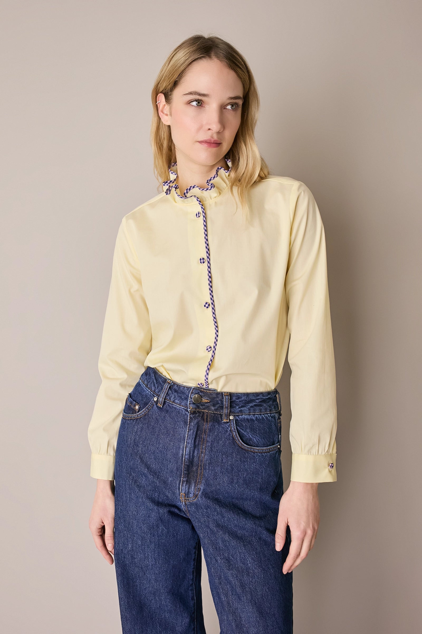 Camicia con colletto volant e profili a contrasto