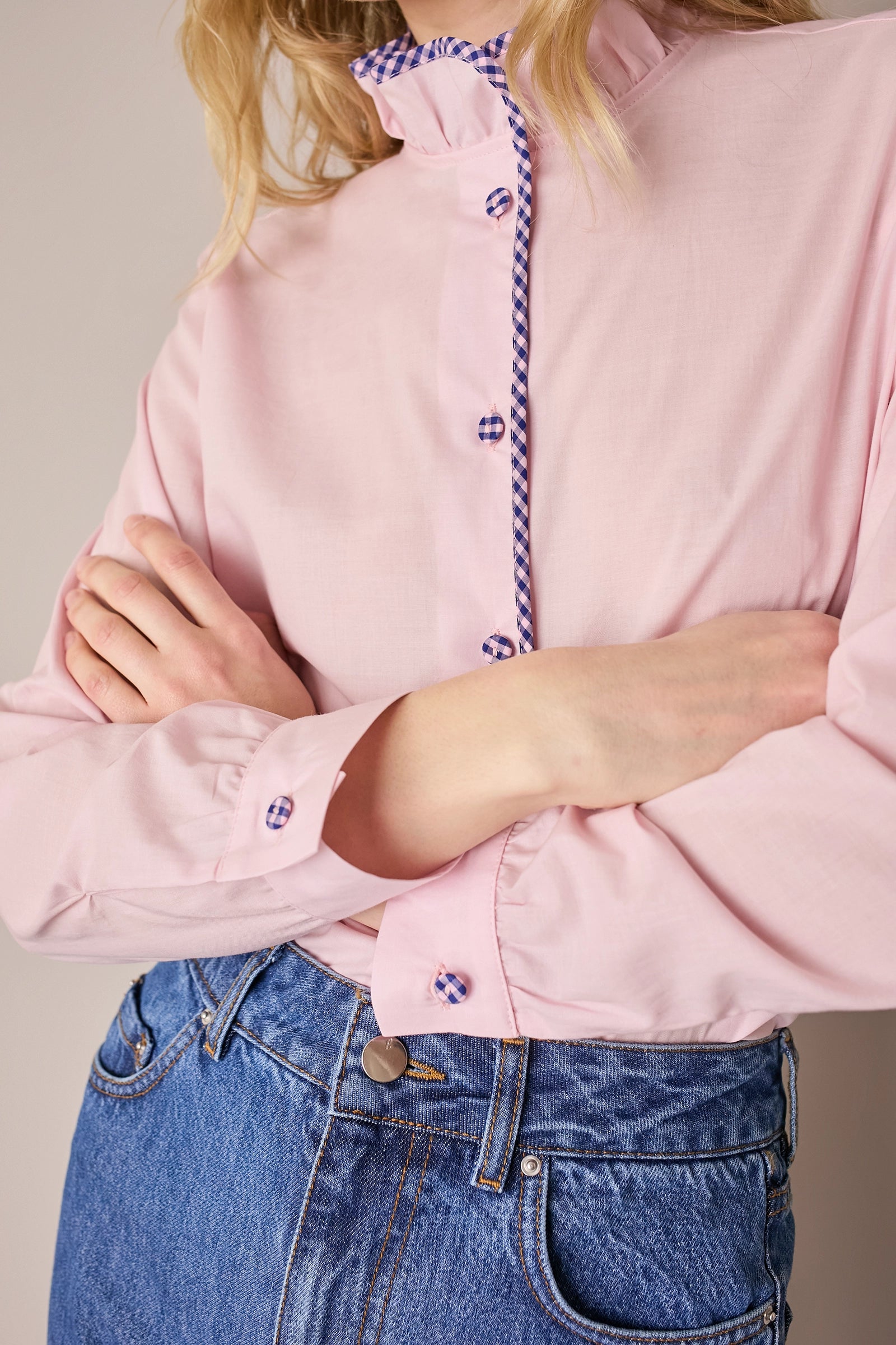 Camicia con colletto volant e profili a contrasto