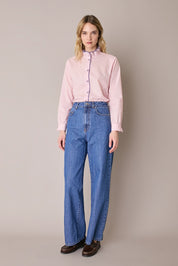 Camicia con colletto volant e profili a contrasto