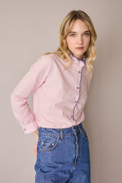 Camicia con colletto volant e profili a contrasto