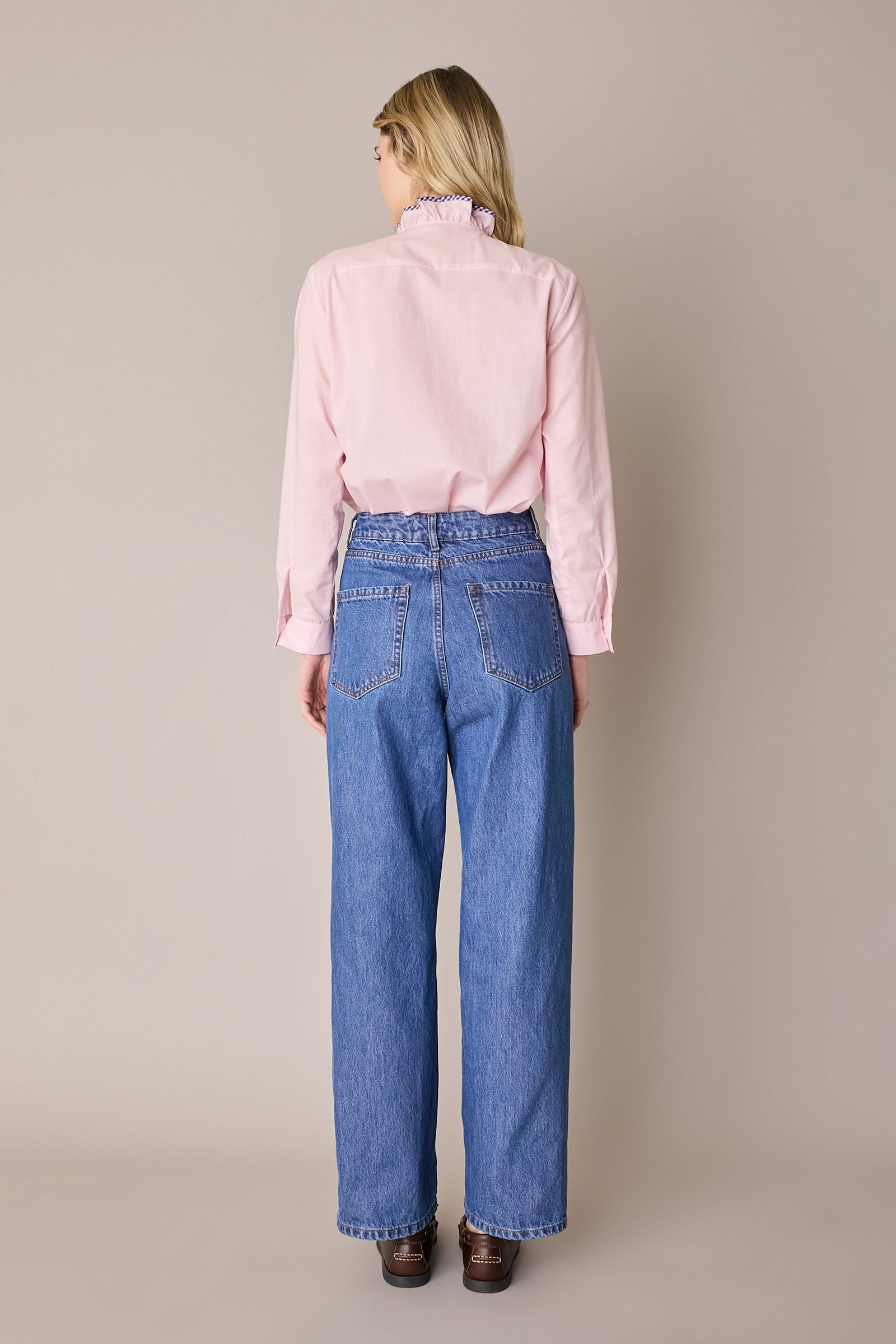 Camicia con colletto volant e profili a contrasto