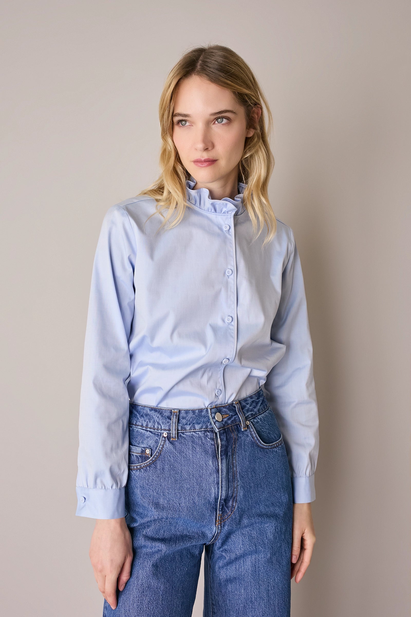 Camicia con colletto volant e profili a contrasto