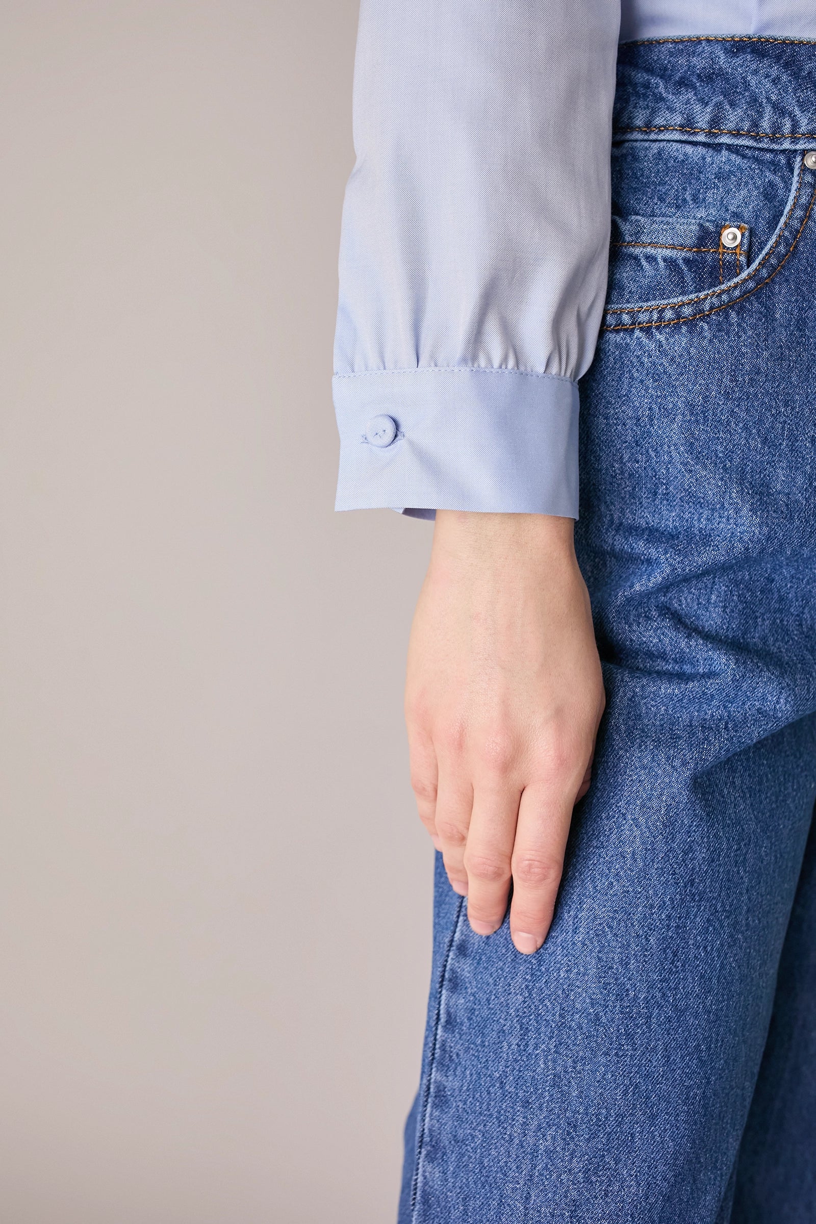 Camicia con colletto volant e profili a contrasto