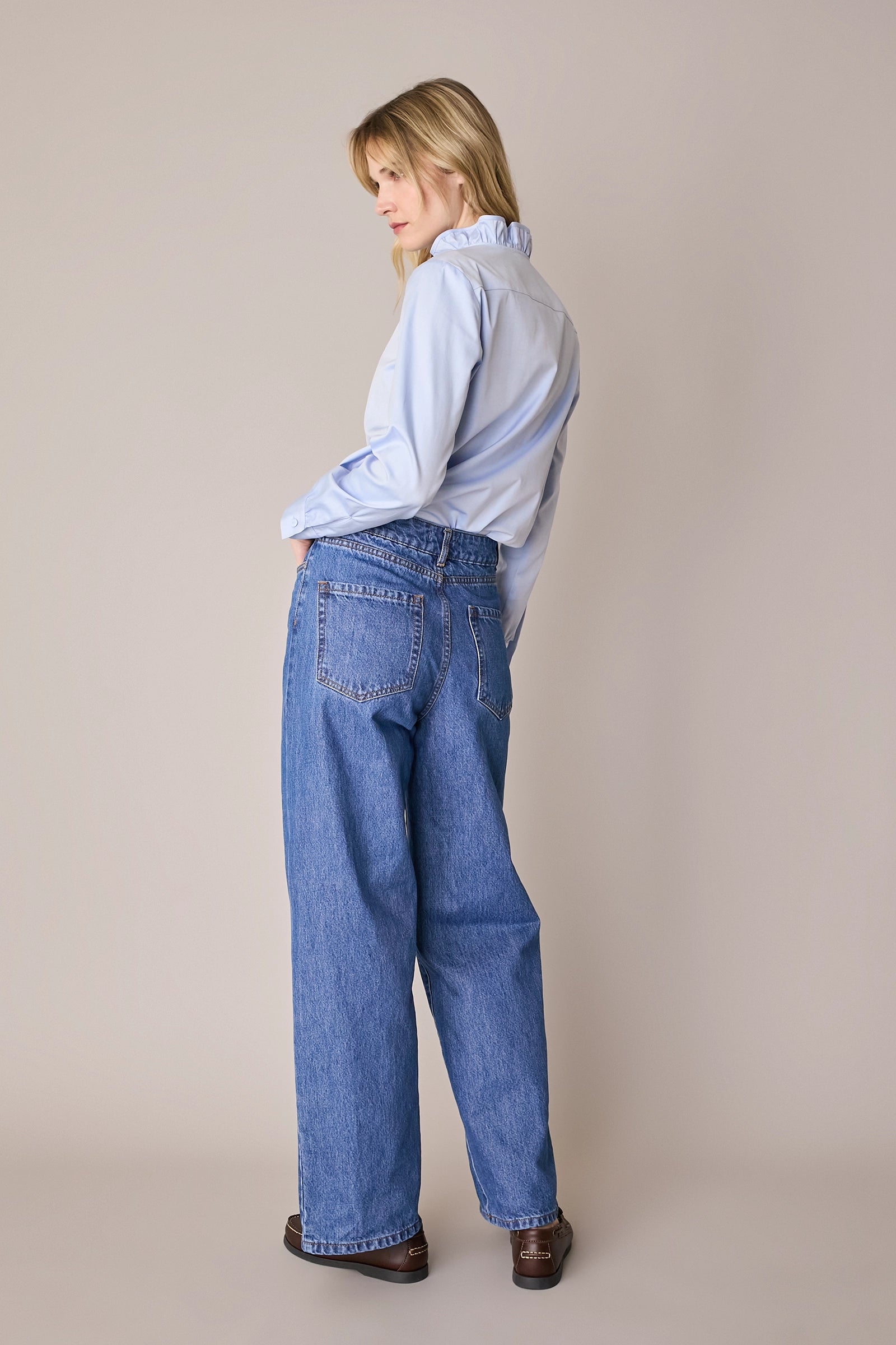 Camicia con colletto volant e profili a contrasto