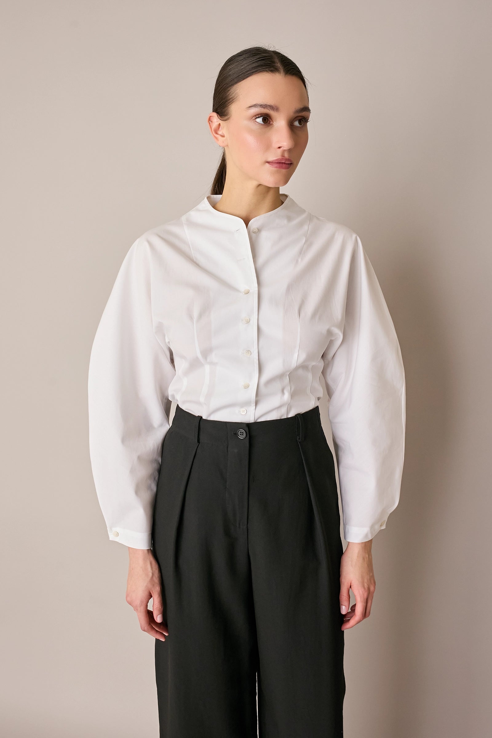 Camicia in cotone con maniche scultoree
