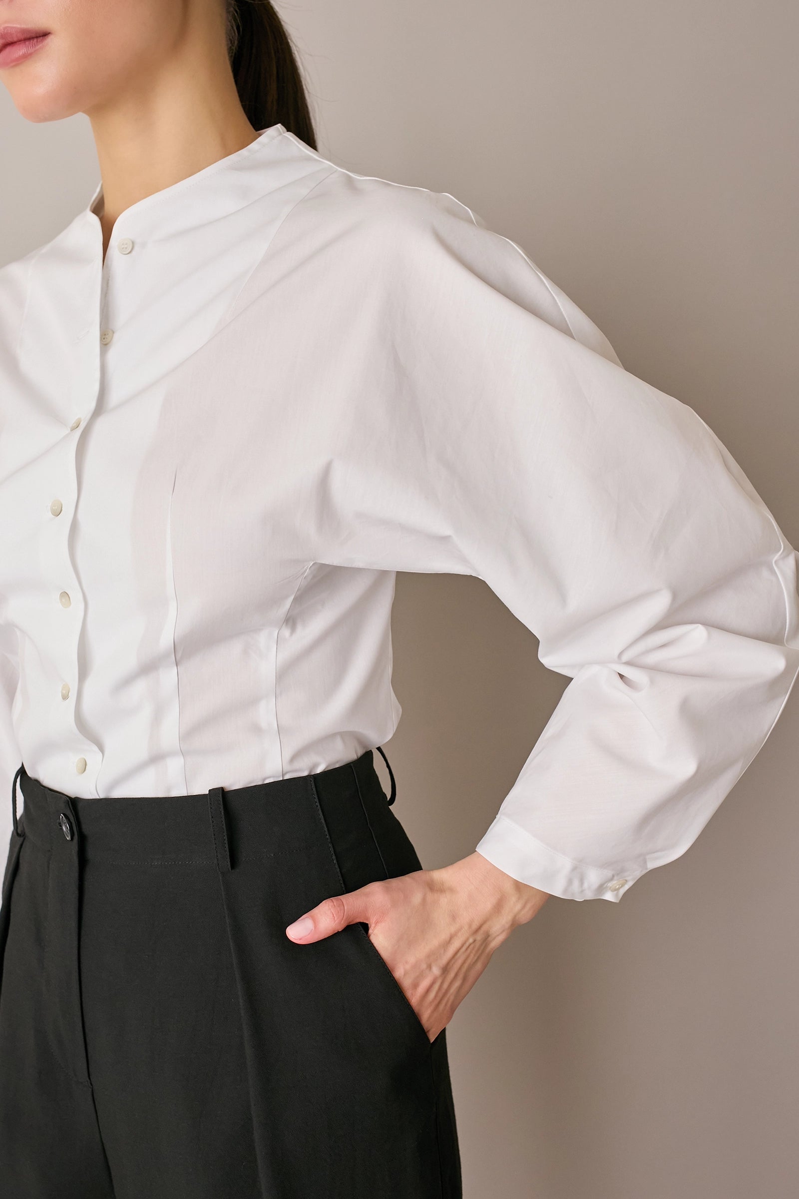 Camicia in cotone con maniche scultoree