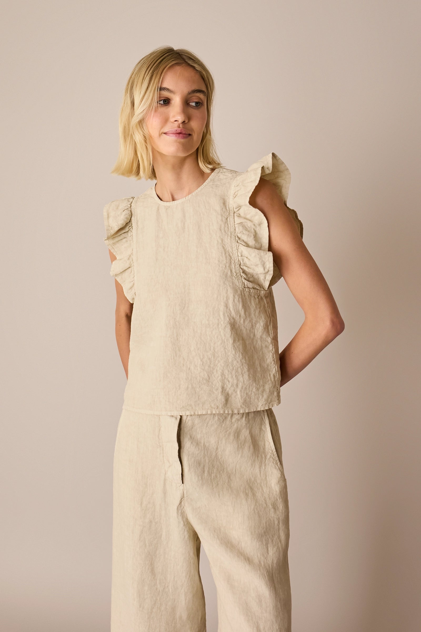 Top in lino con maniche ad aletta