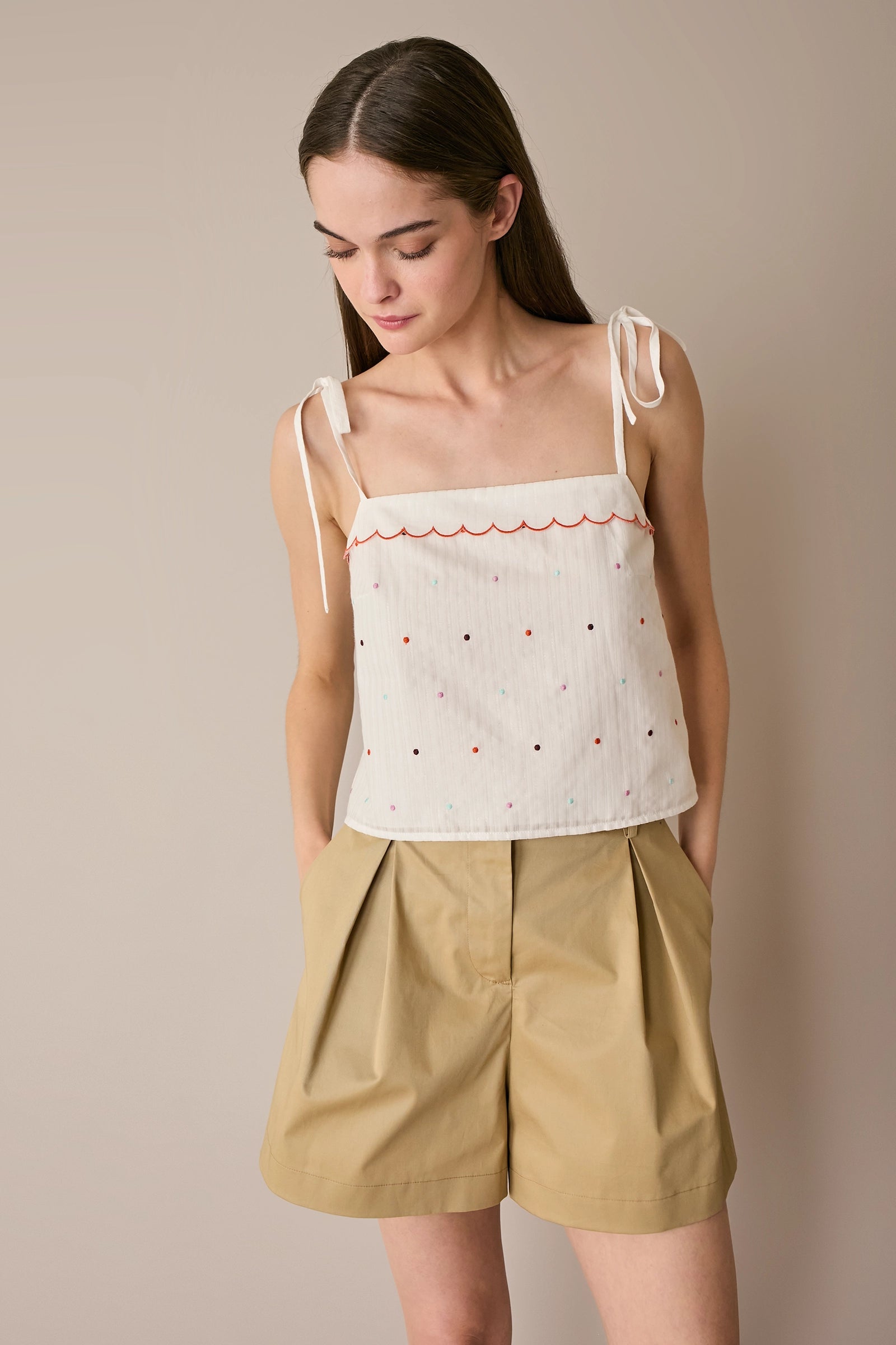 Top con pois ricamati