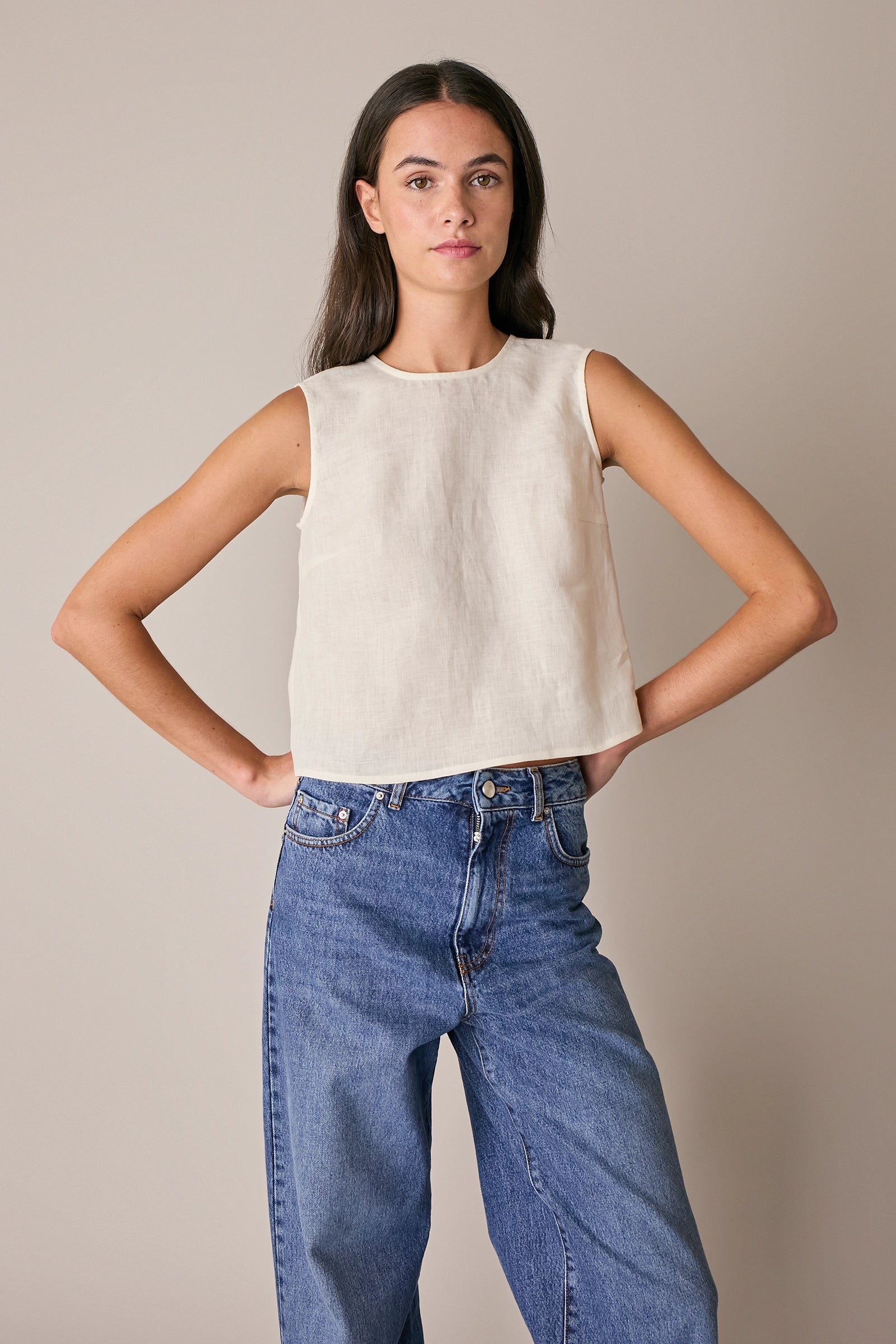 Top in lino con bottoncini