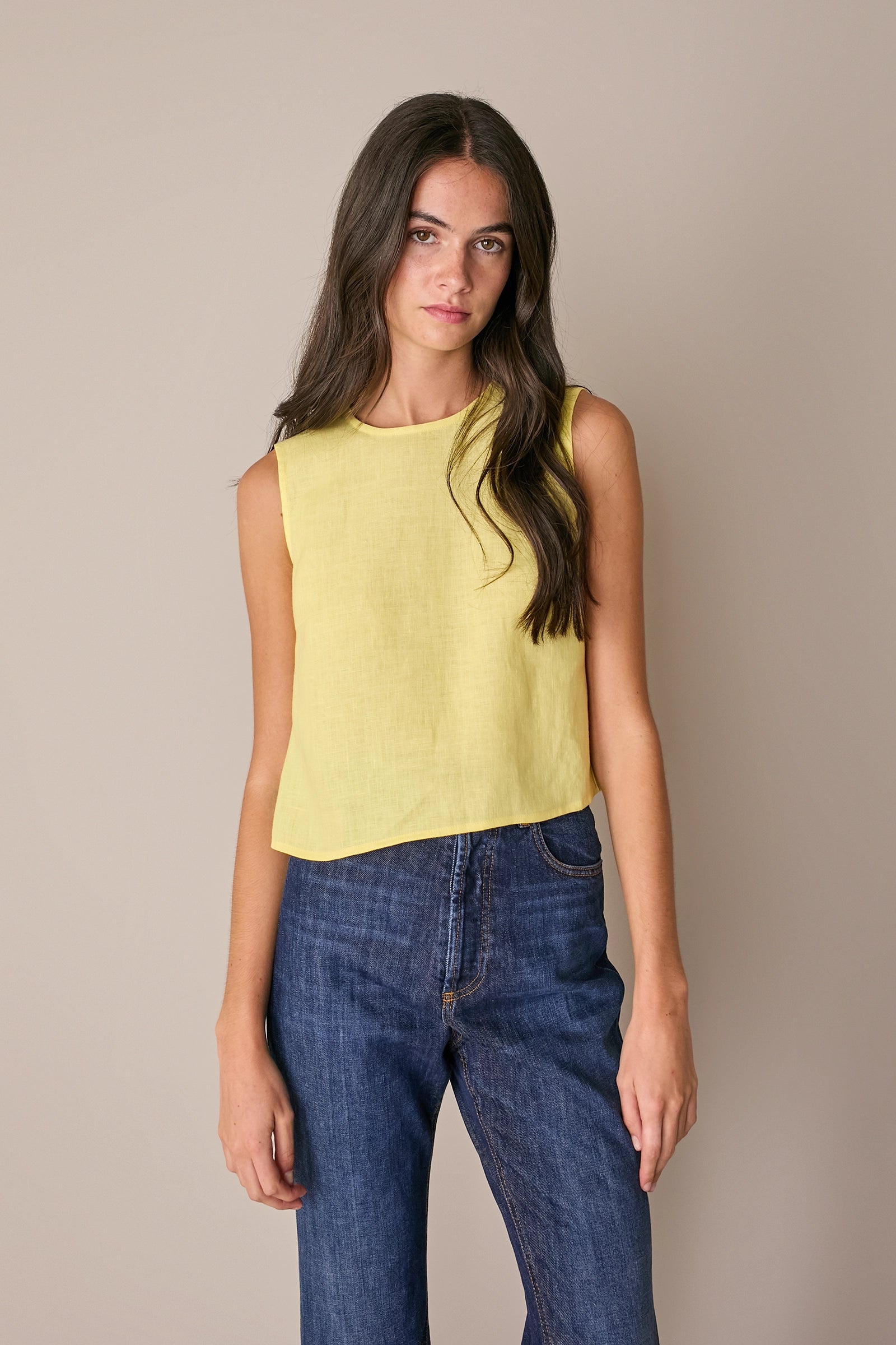 Top in lino con bottoncini