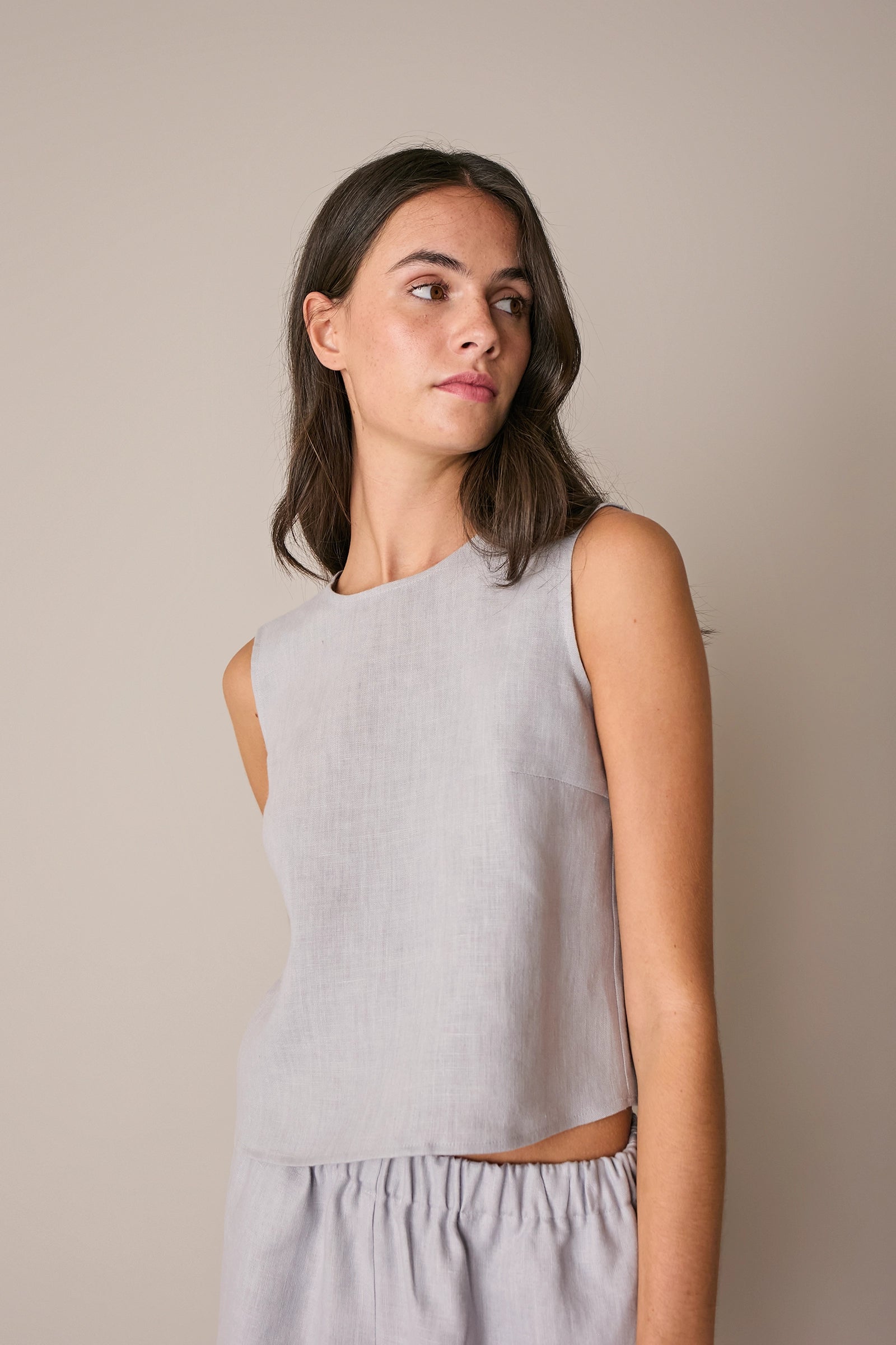 Top in lino con bottoncini