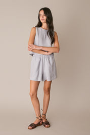 Top in lino con bottoncini