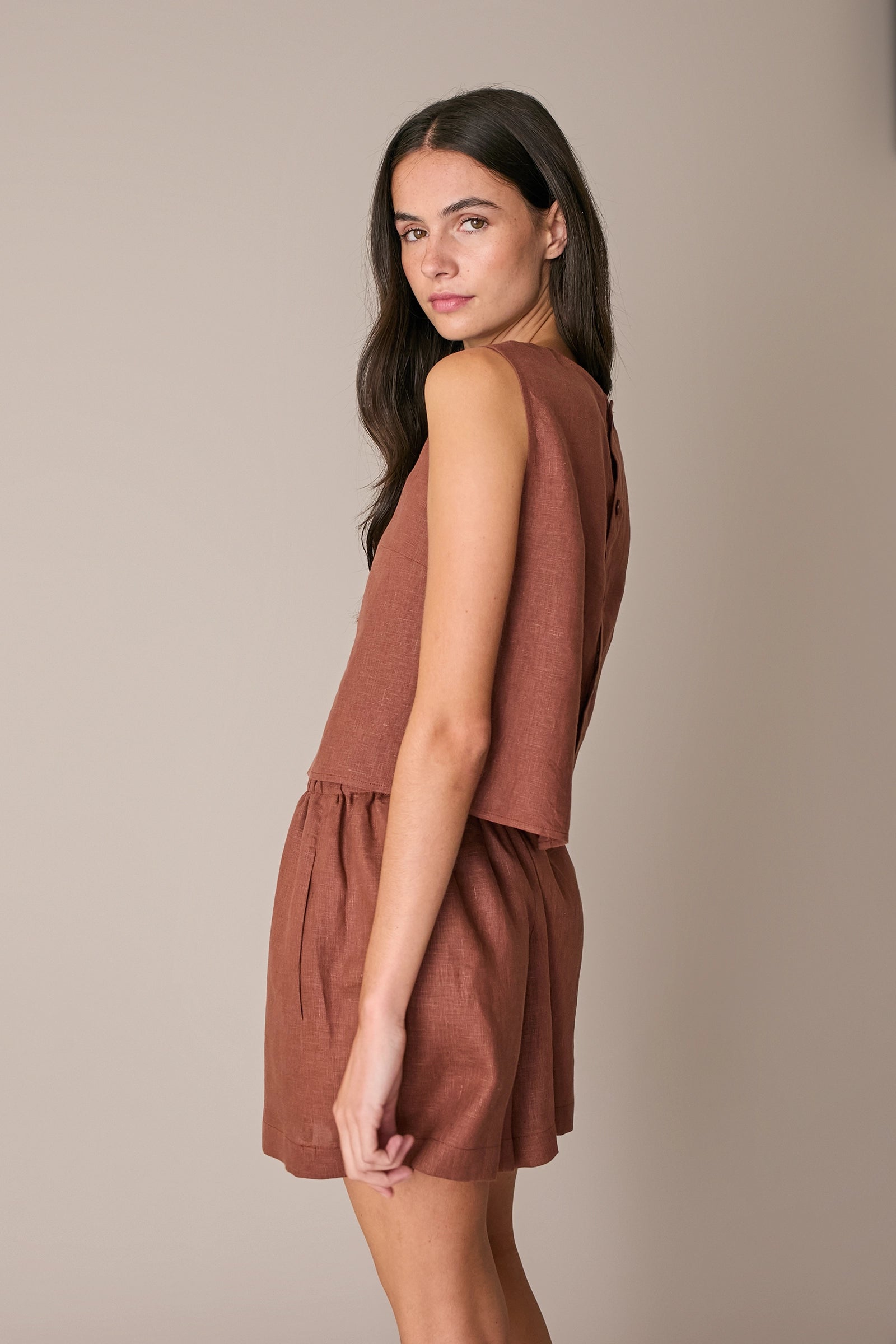 Top in lino con bottoncini