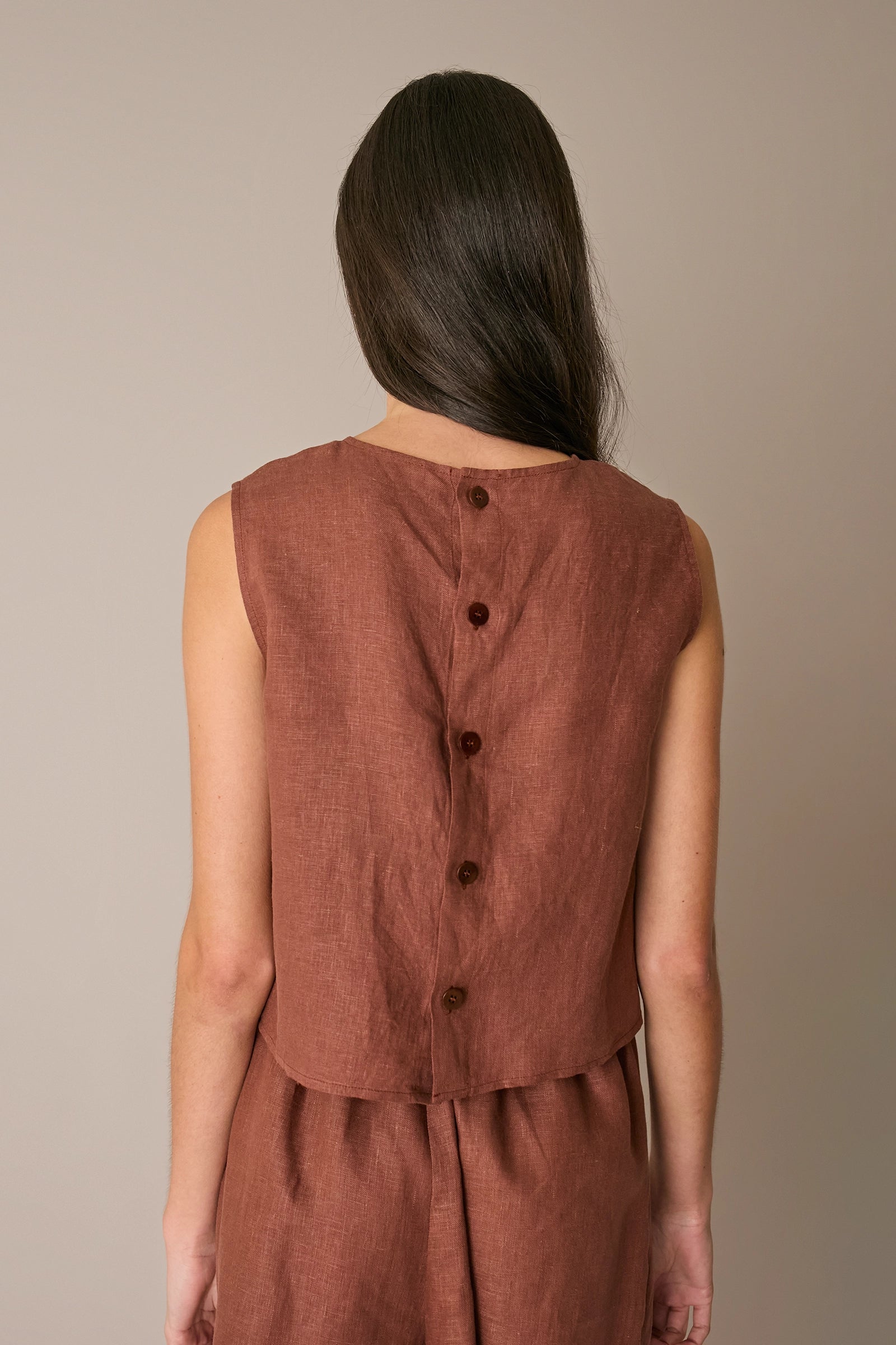 Top in lino con bottoncini