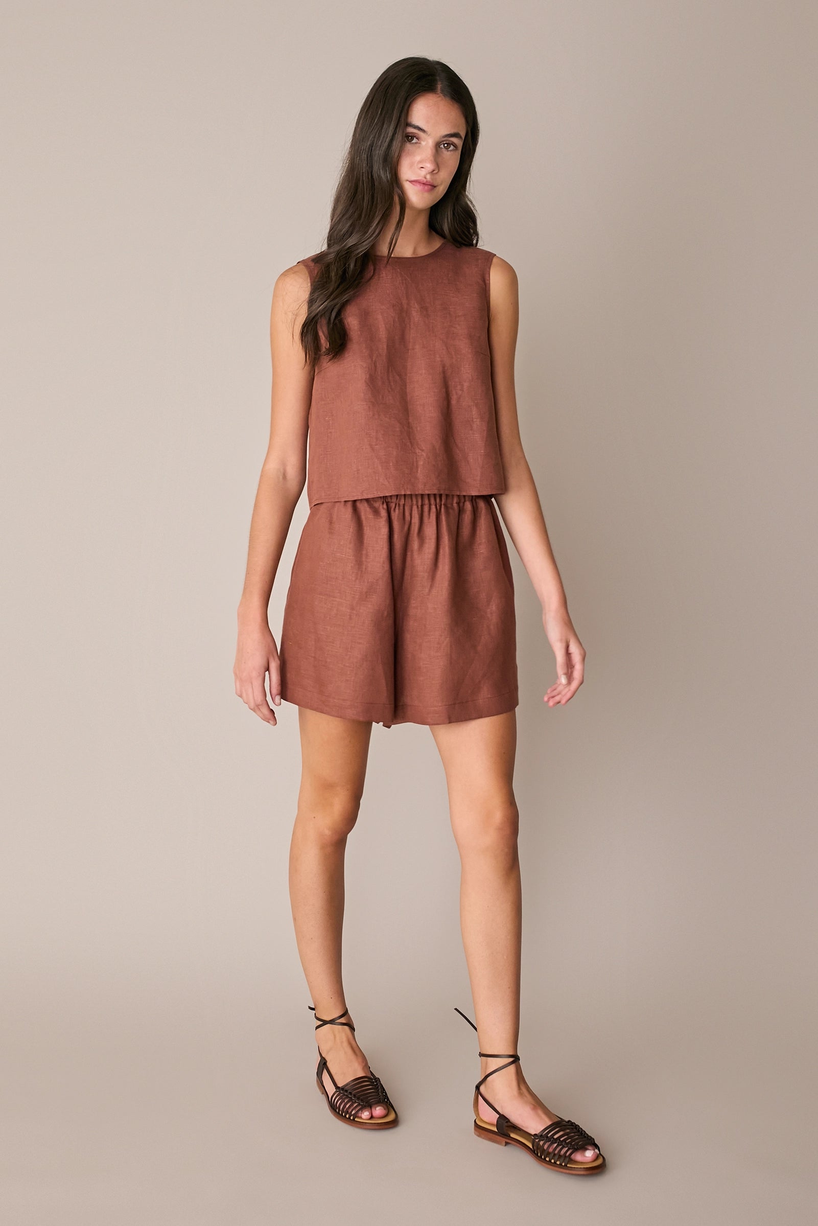 Top in lino con bottoncini