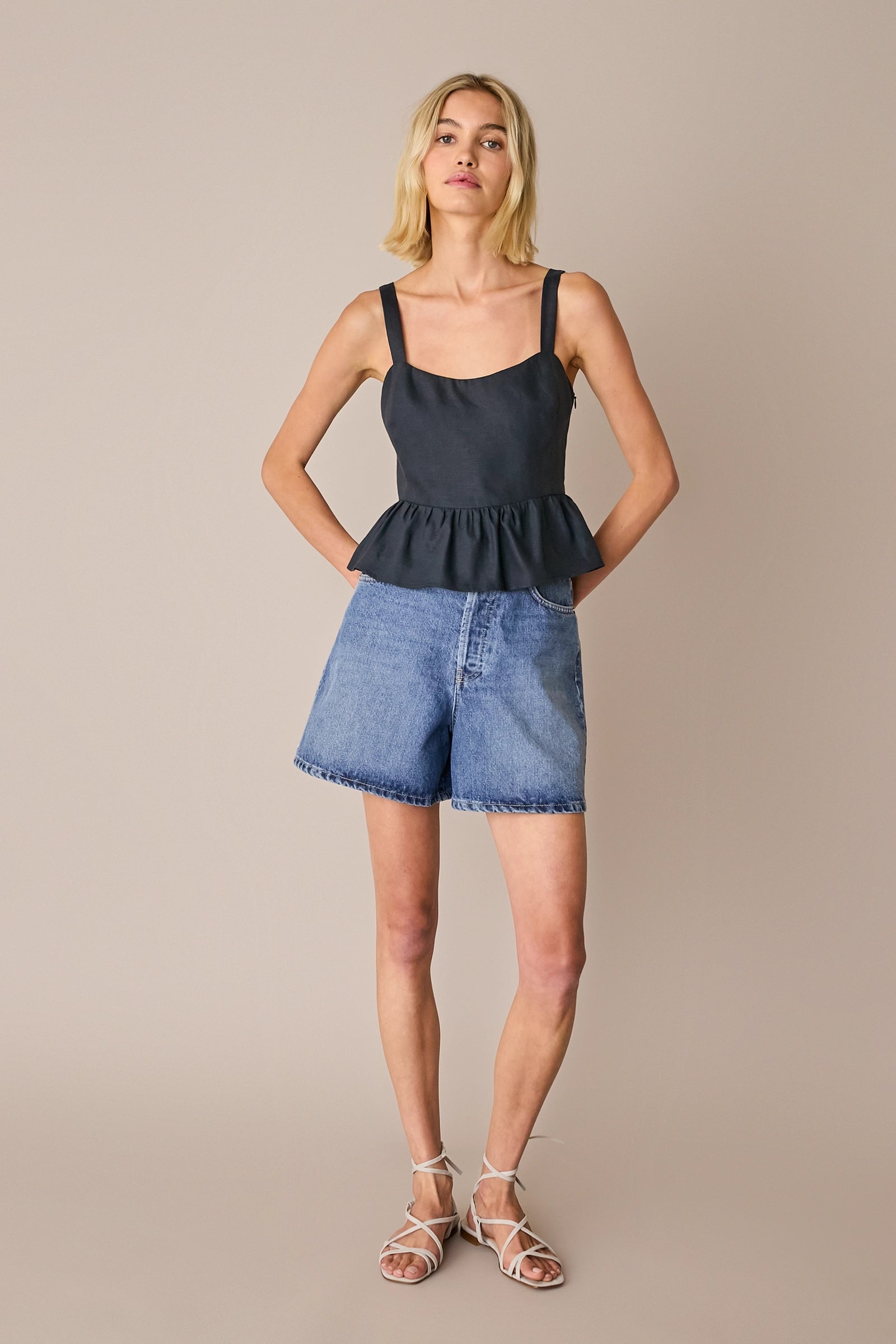 Top in lino con balza