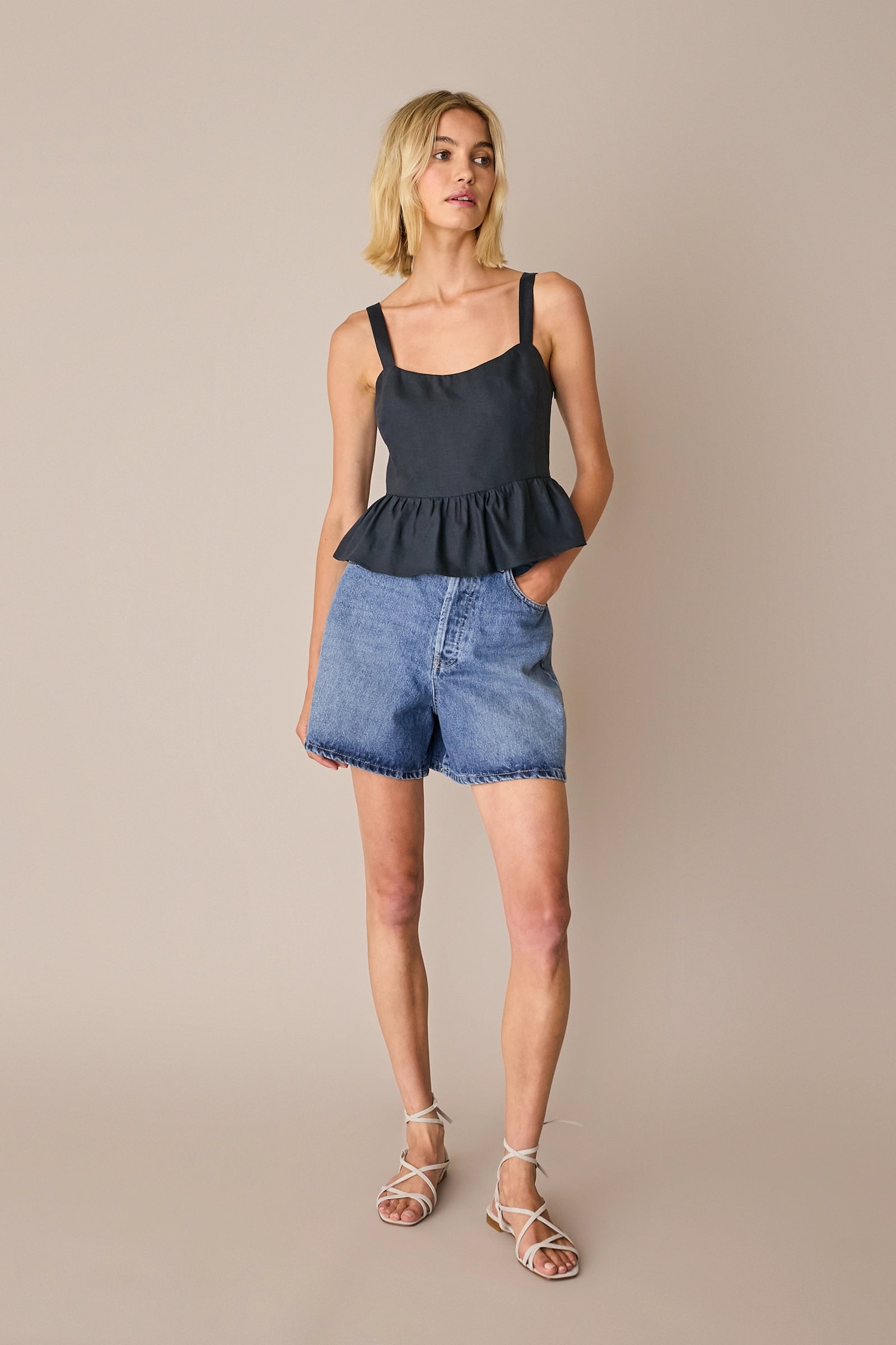 Top in lino con balza
