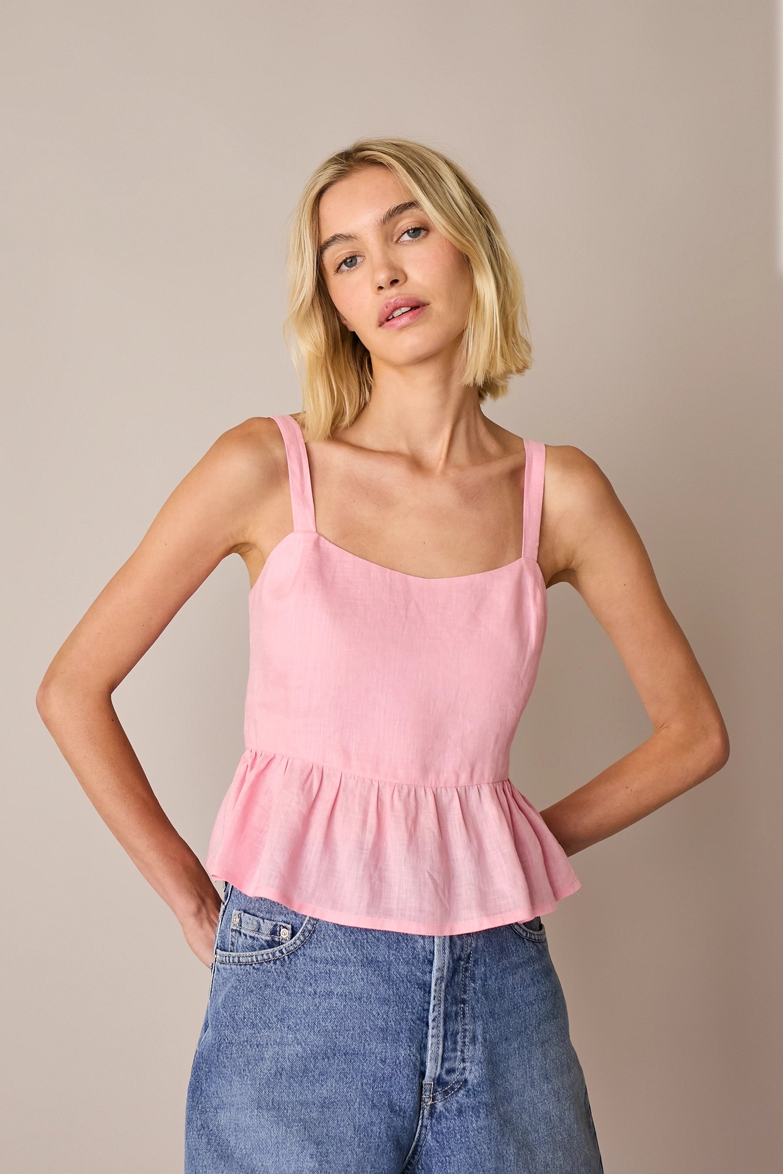 Top in lino con balza