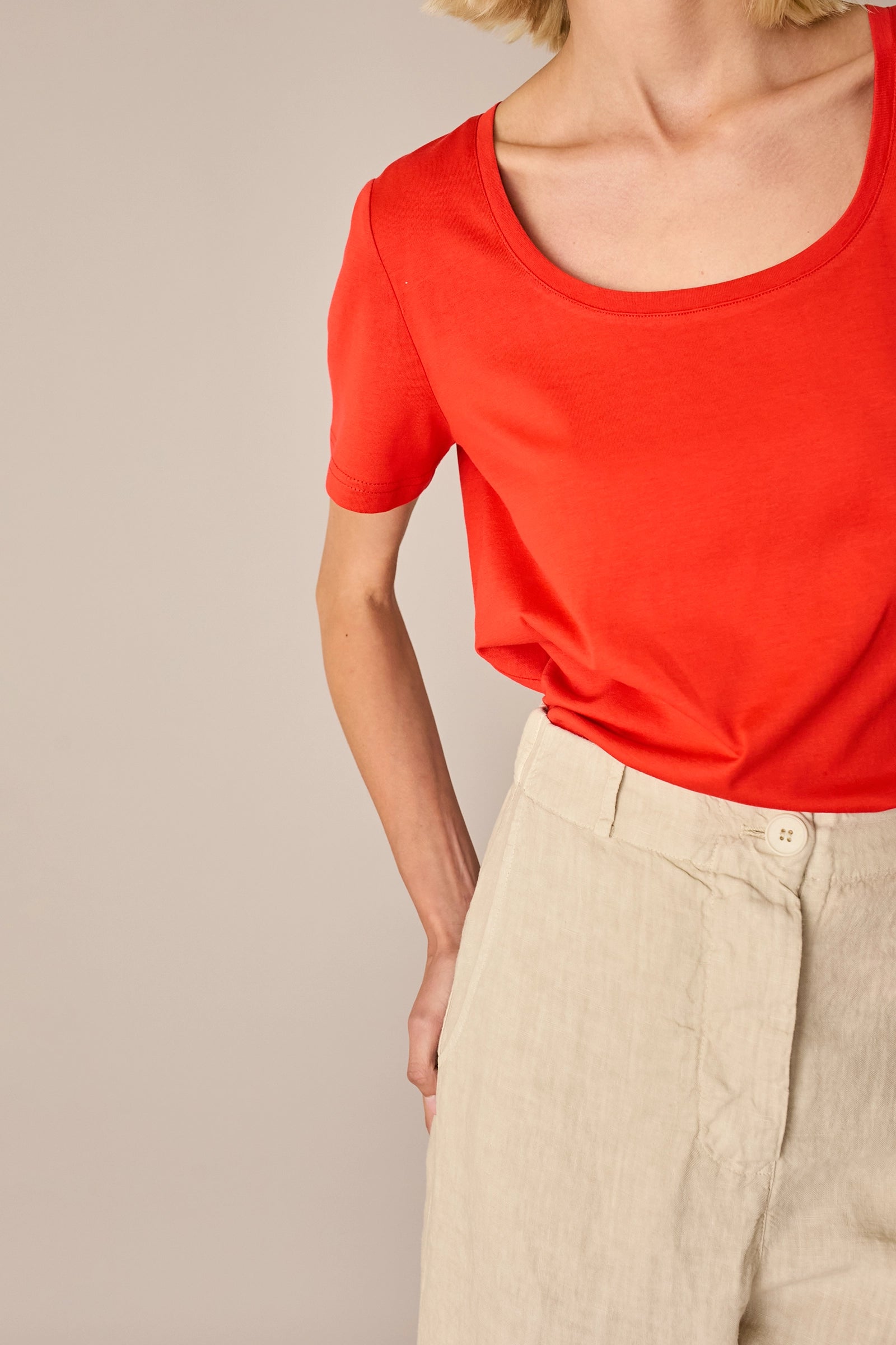 T-shirt con scollo ampio