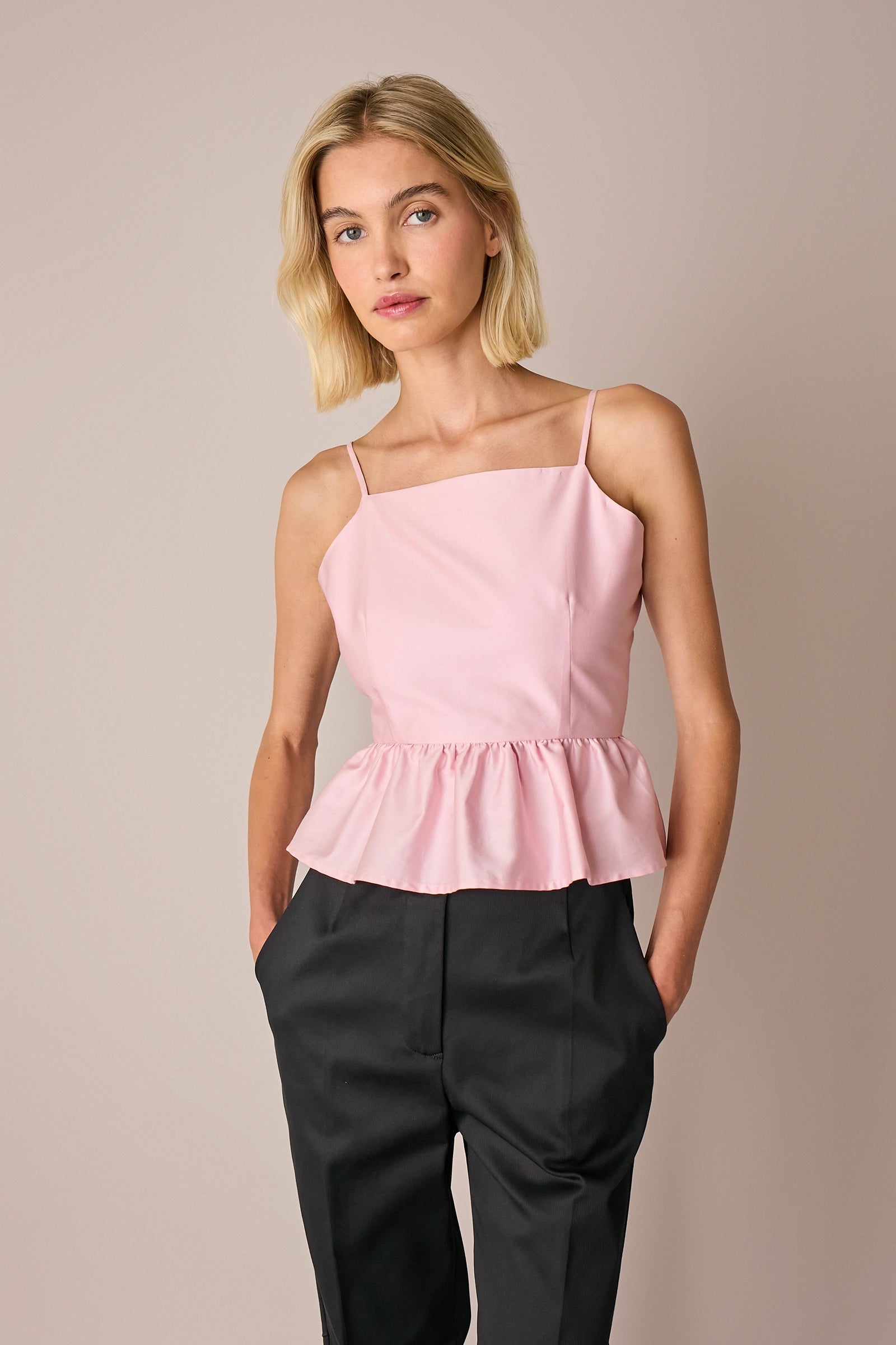 Top cut-out con balza