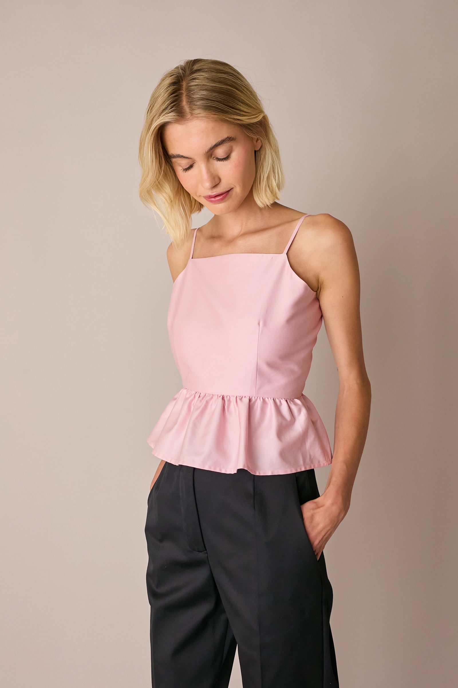 Top cut-out con balza