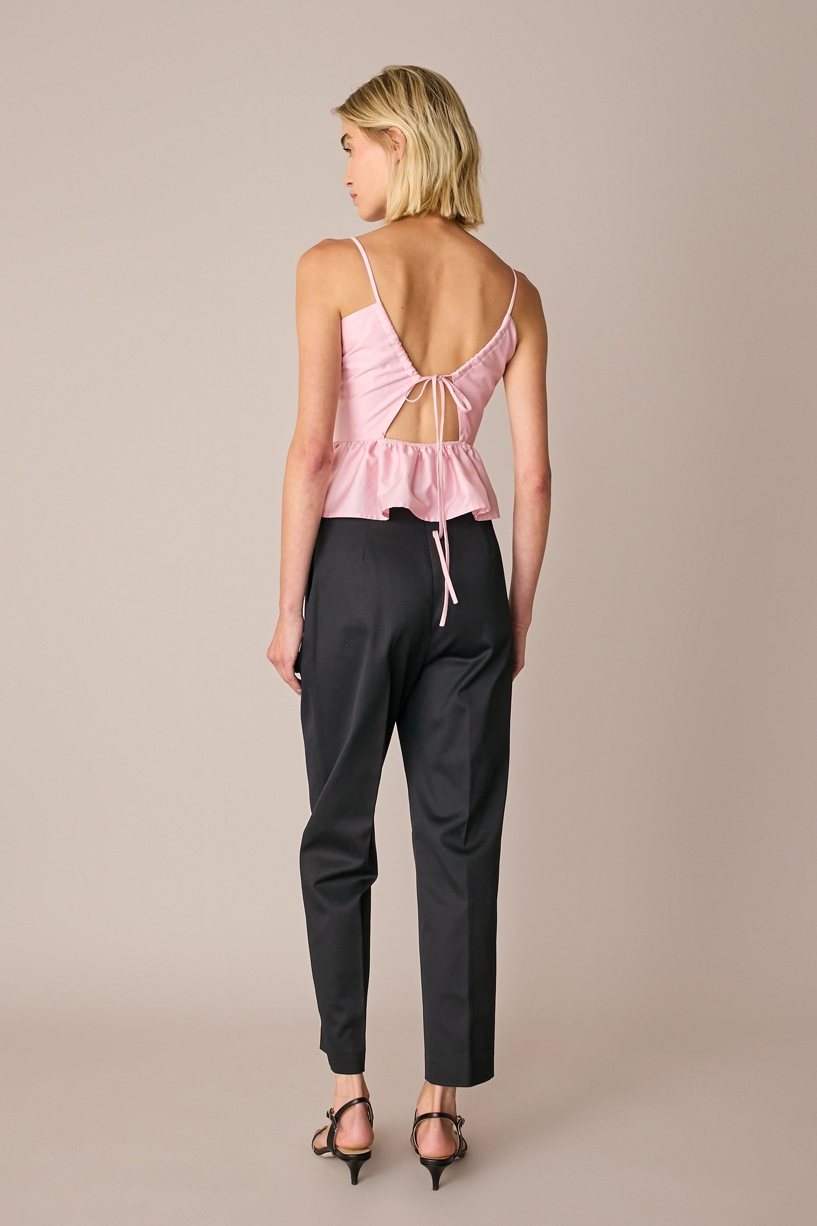 Top cut-out con balza