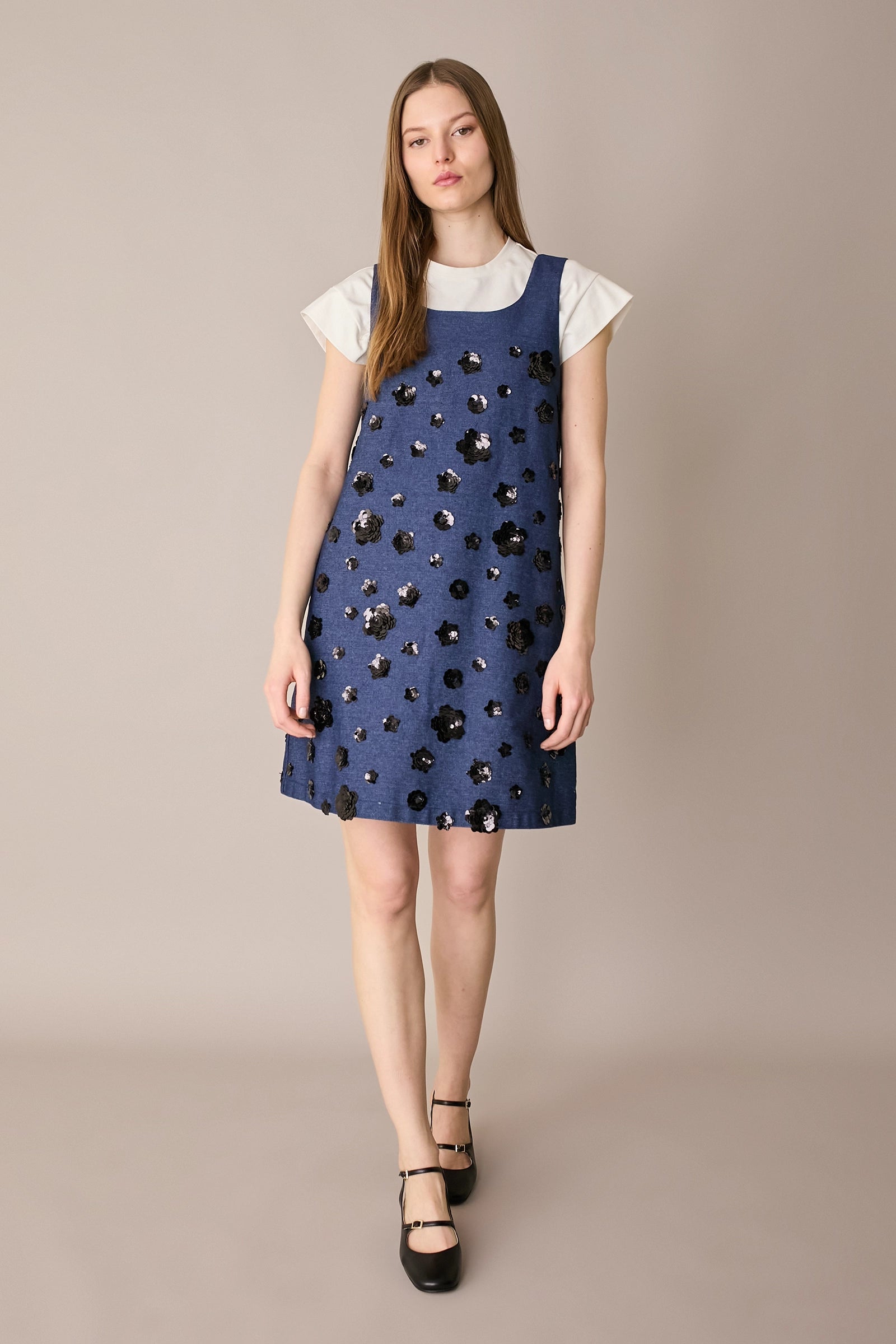 Abito in denim con ricami paillettes