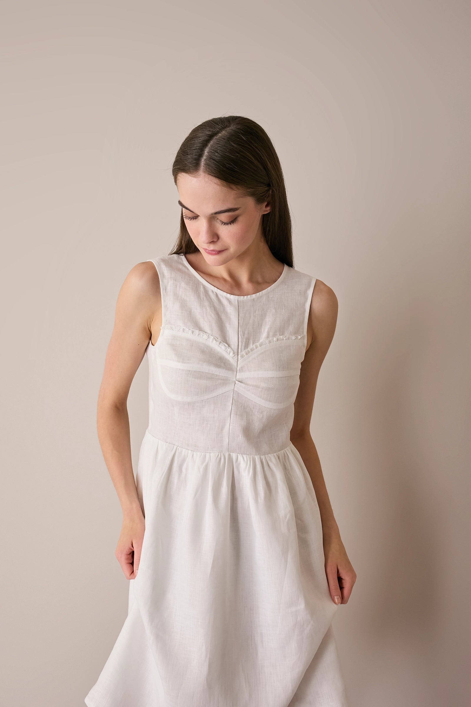Linen dress with Valenciennes lace