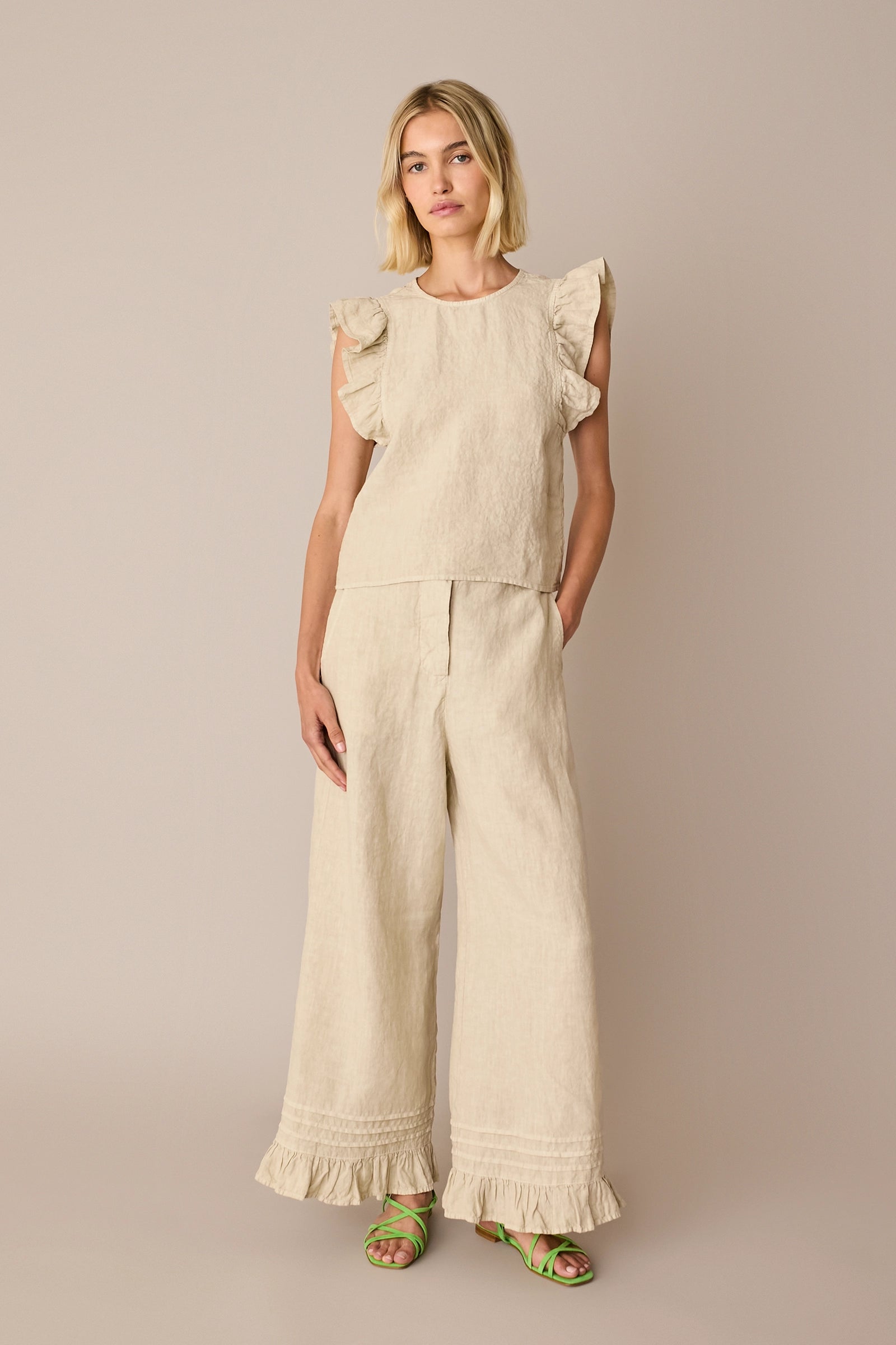 Pantaloni in lino con volant