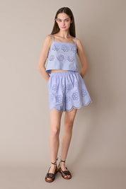 Pantaloncini ricamati con fiori cut-out
