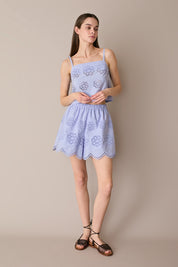 Pantaloncini ricamati con fiori cut-out