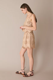 Pantaloncini ricamati con fiori cut-out