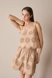 Pantaloncini ricamati con fiori cut-out