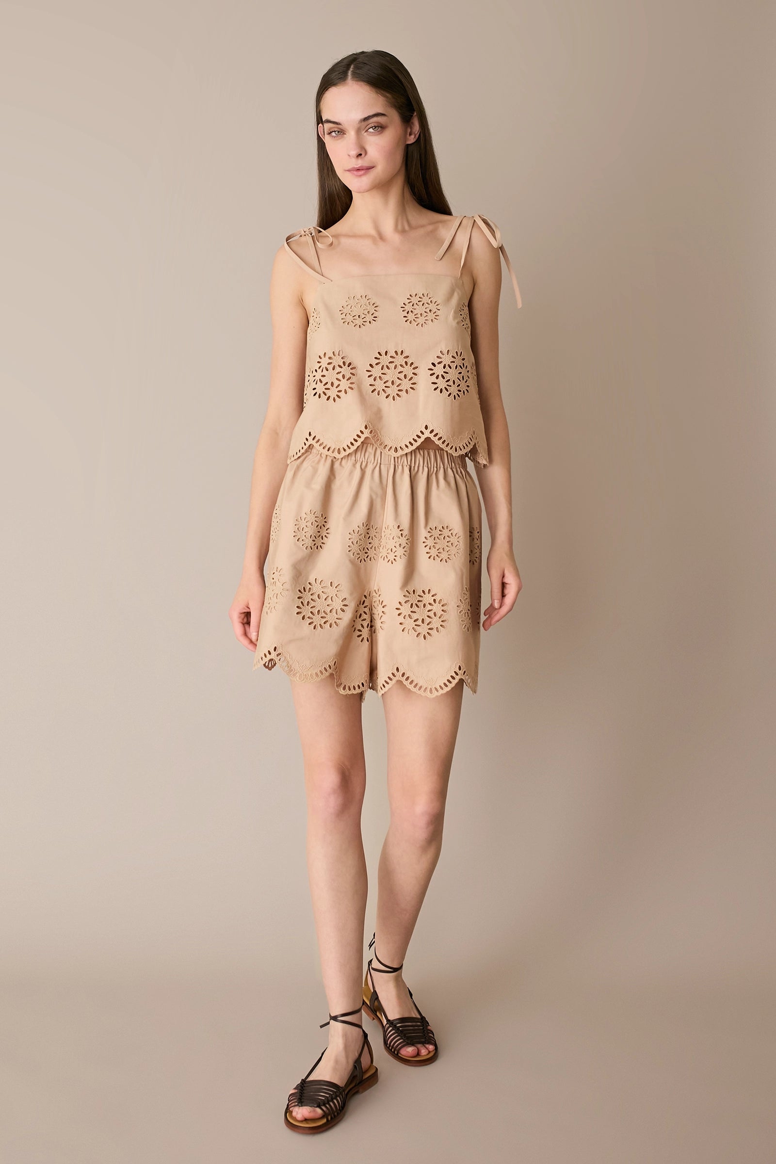 Pantaloncini ricamati con fiori cut-out