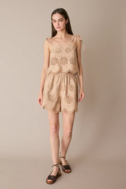Pantaloncini ricamati con fiori cut-out