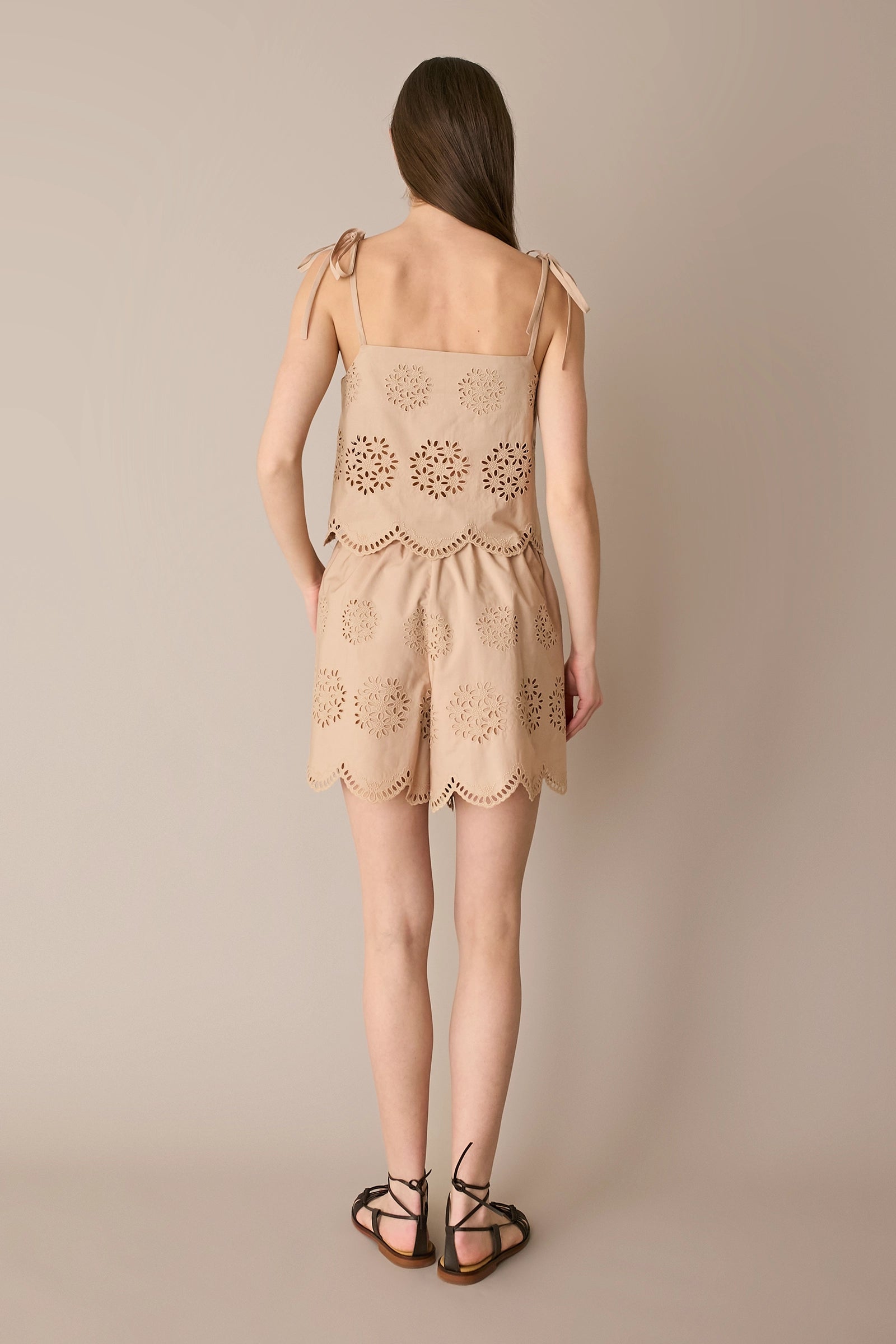 Pantaloncini ricamati con fiori cut-out