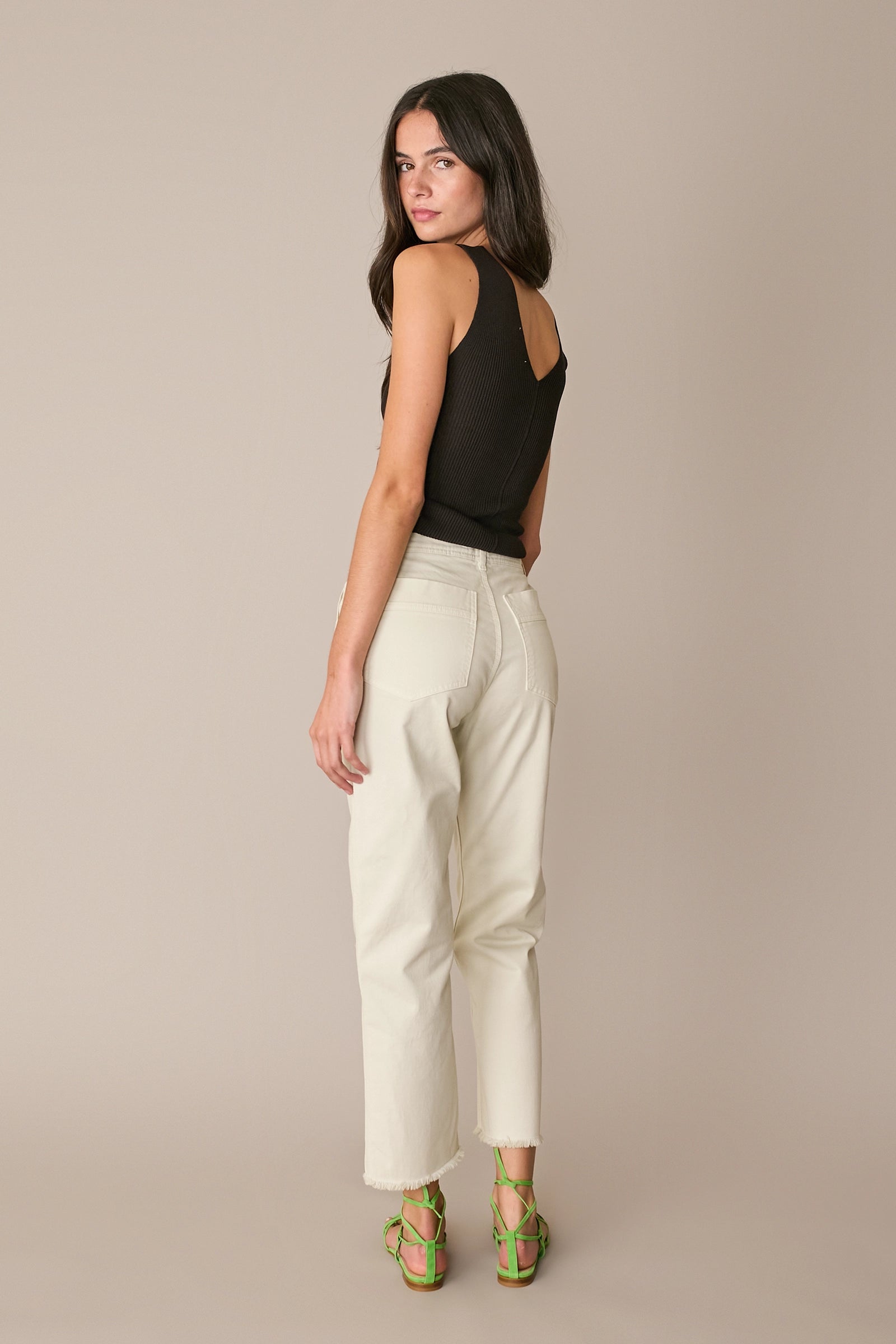 Pantaloni con fondo sfrangiato