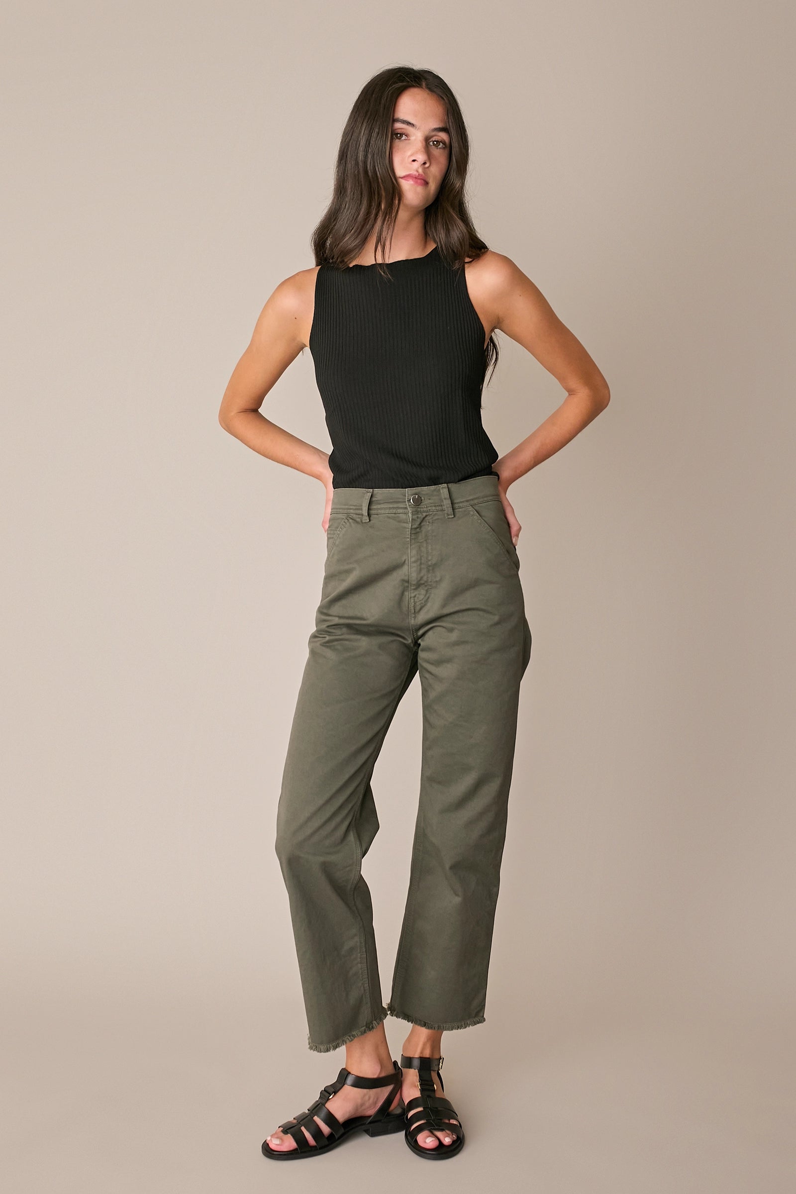 Pantaloni con fondo sfrangiato