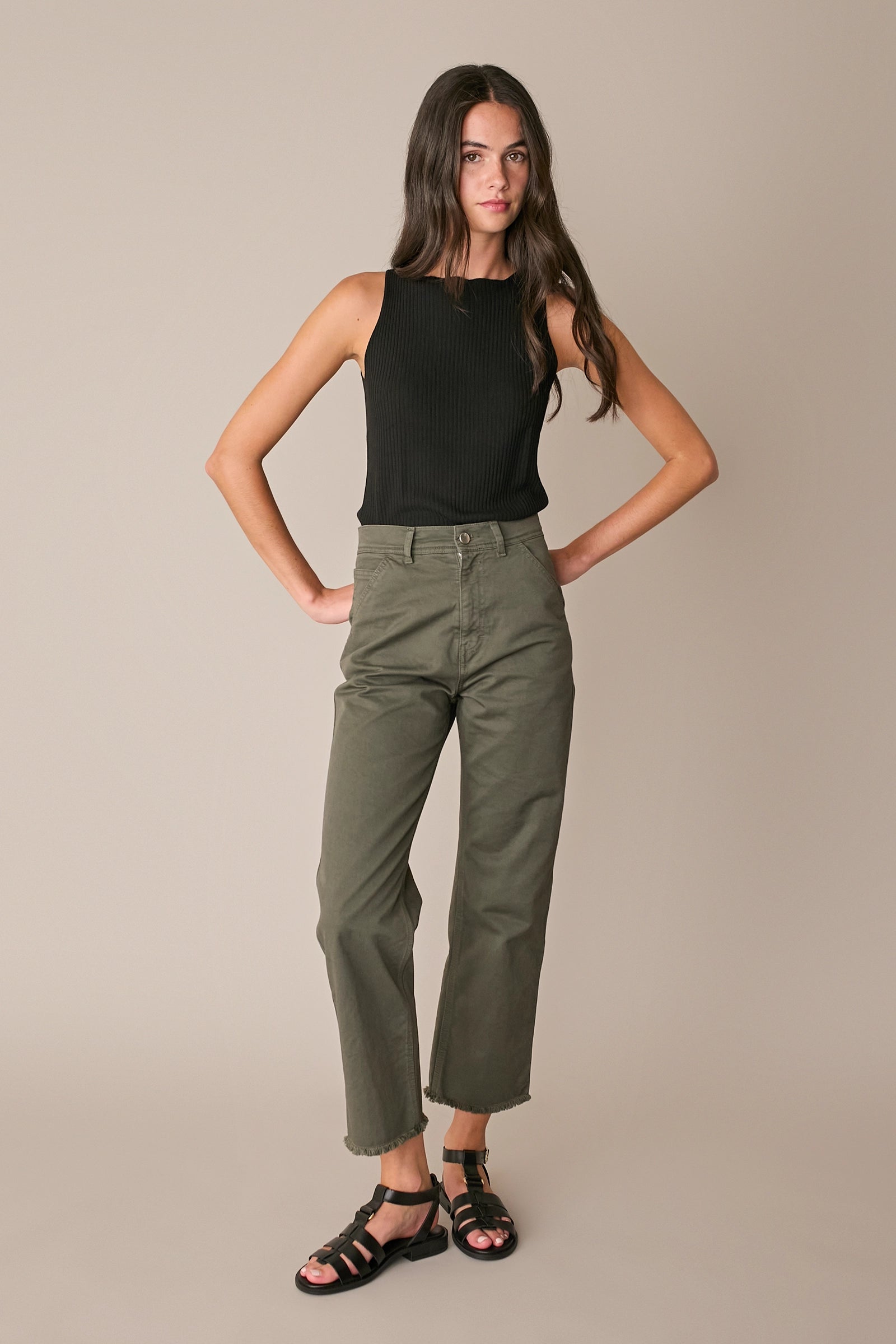 Pantaloni con fondo sfrangiato