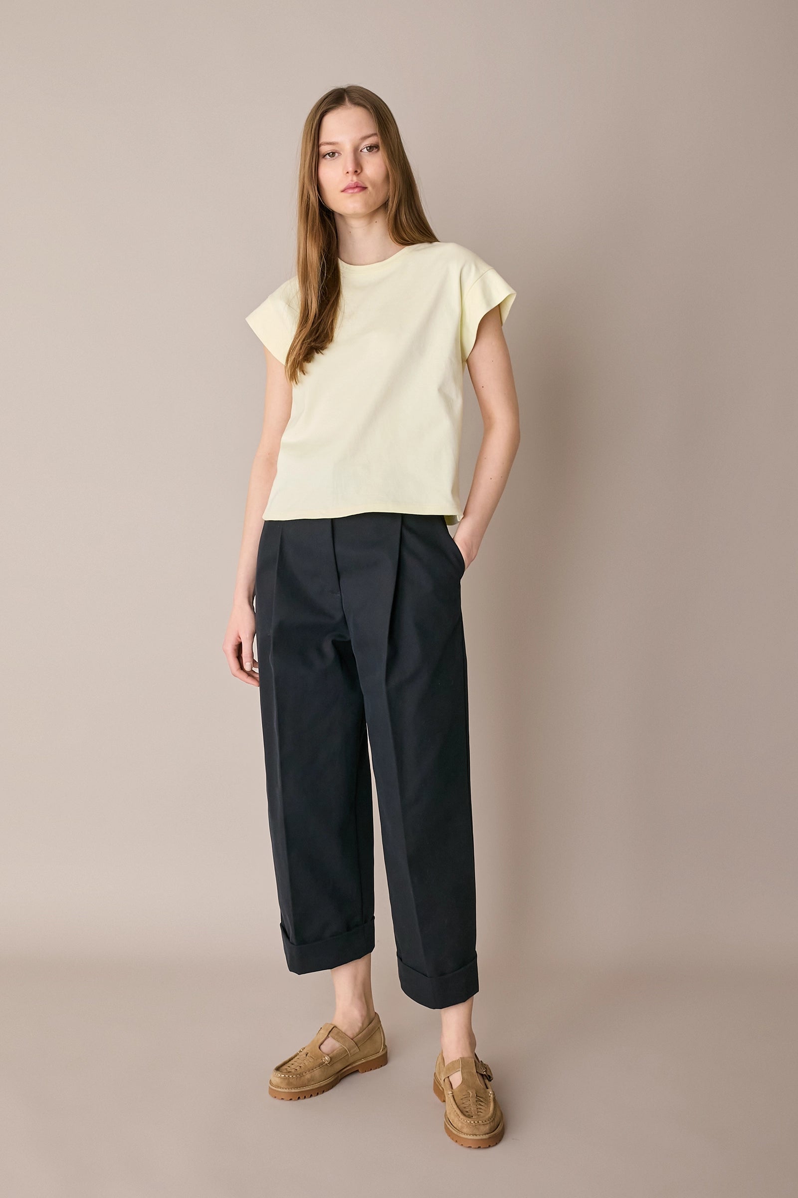 Pantaloni in cotone con piega e risvolto