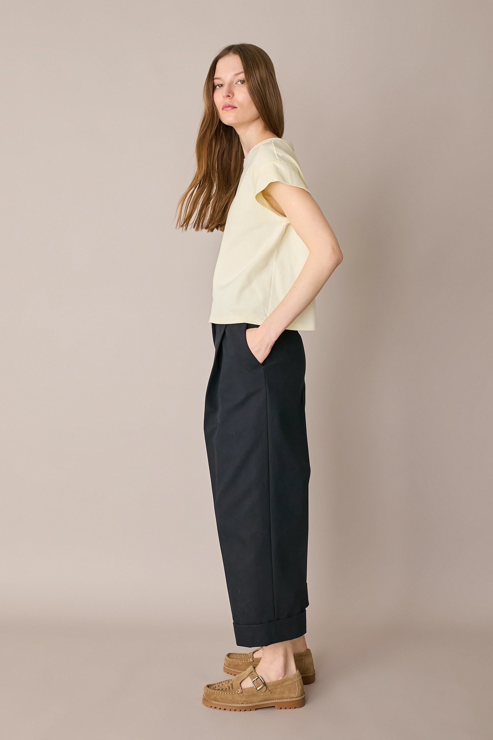 Pantaloni in cotone con piega e risvolto