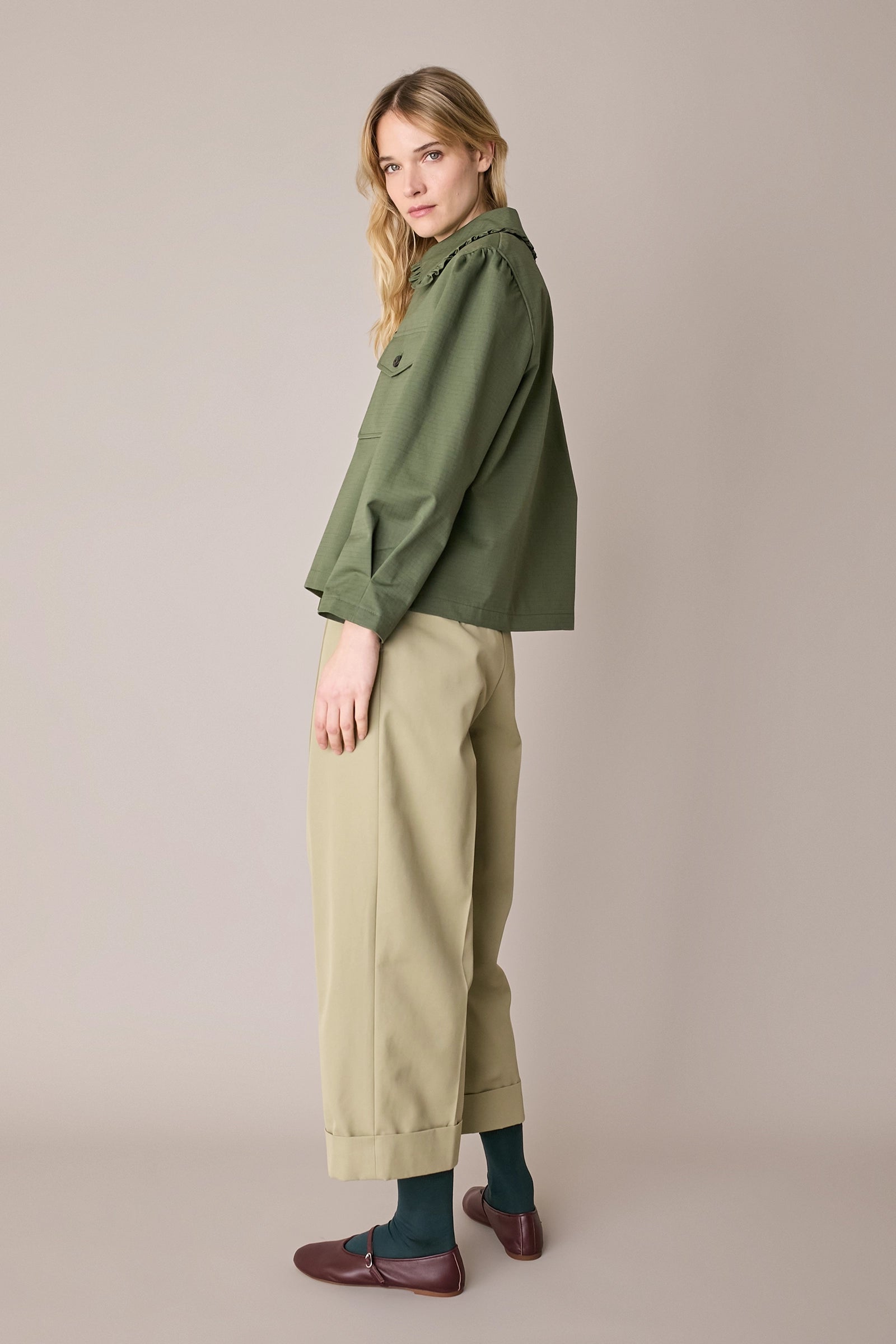 Pantaloni in cotone con piega e risvolto